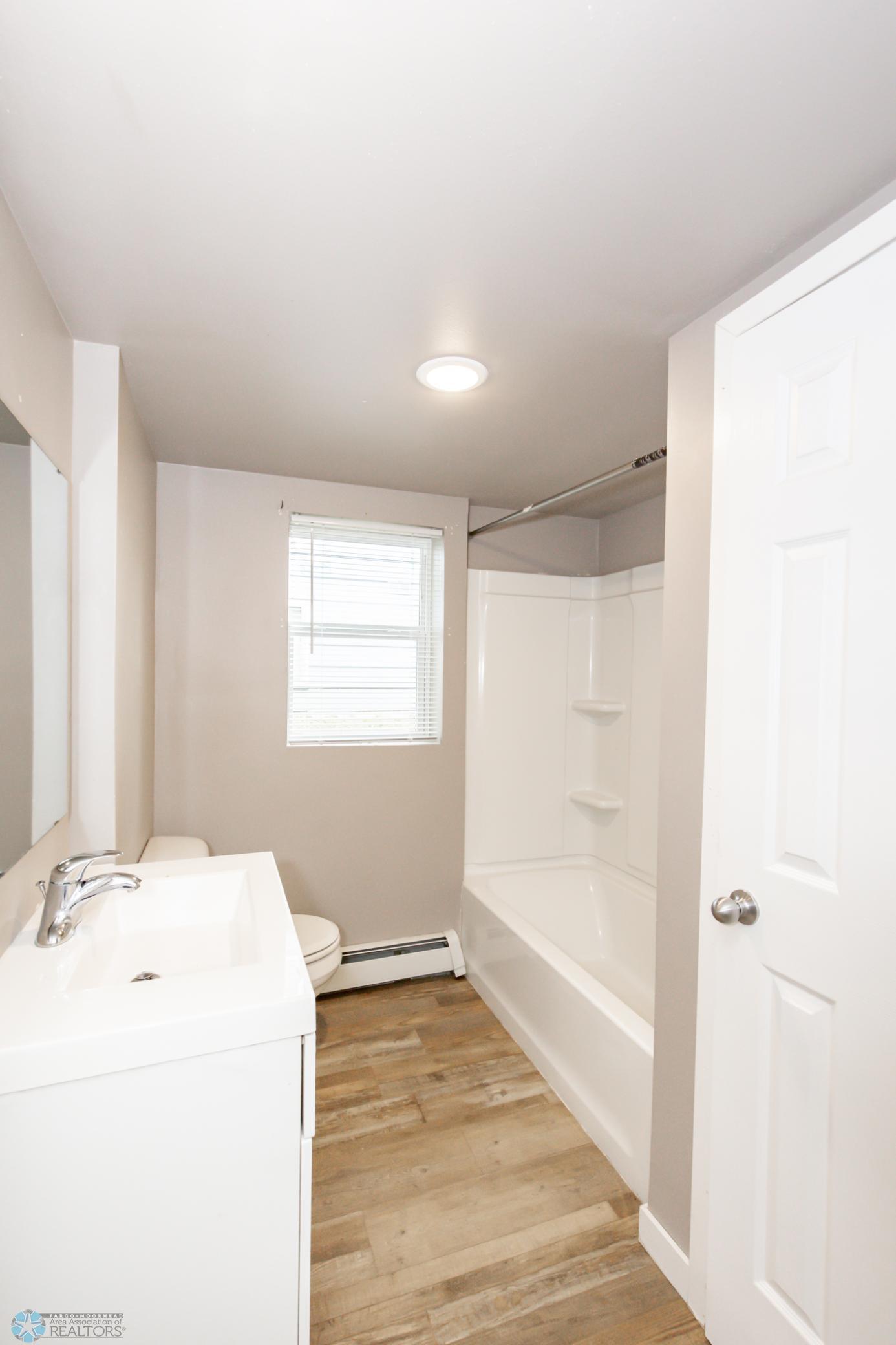 Unit 2 bathroom - full