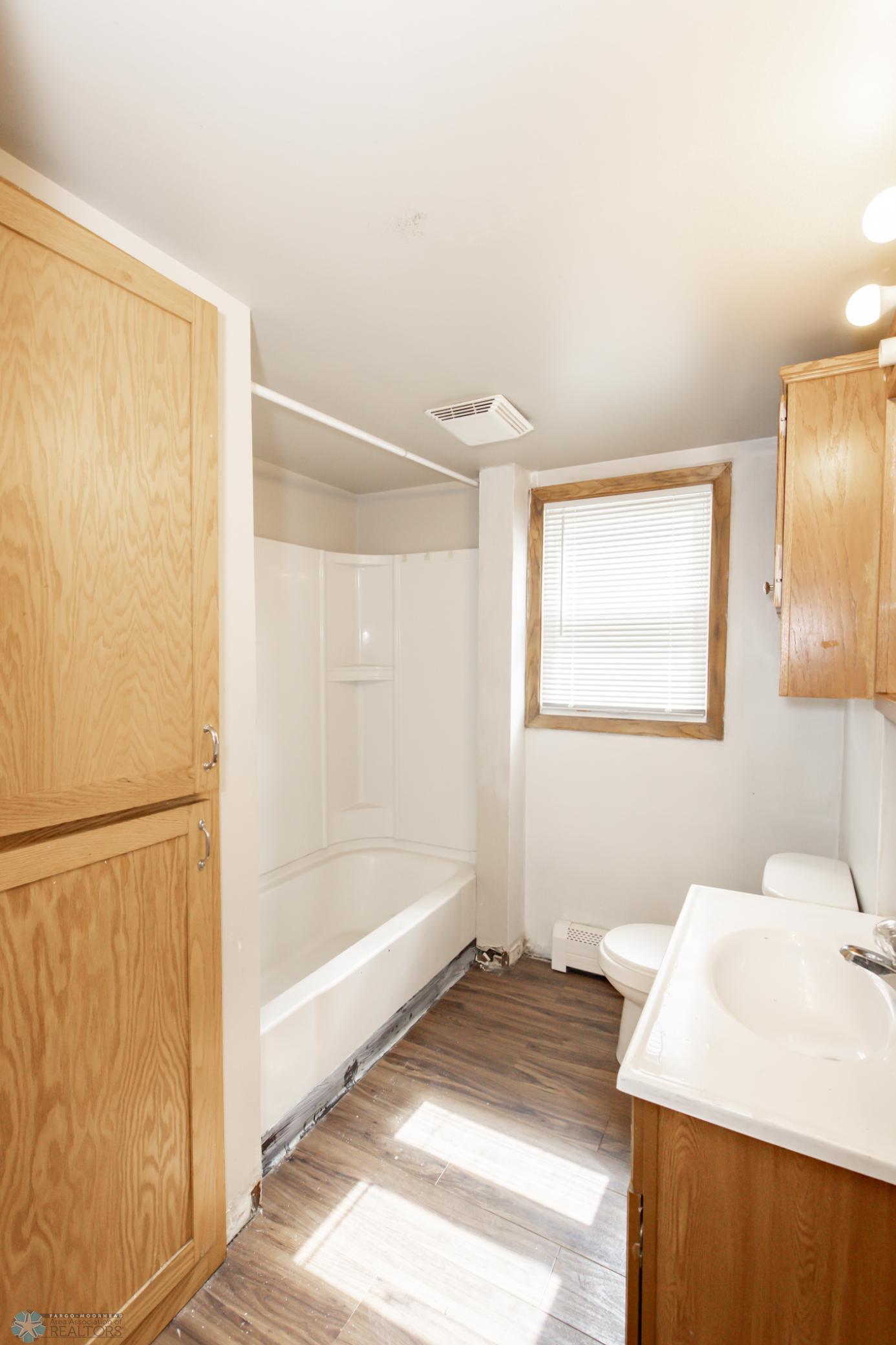 Unit 1 bathroom - full
