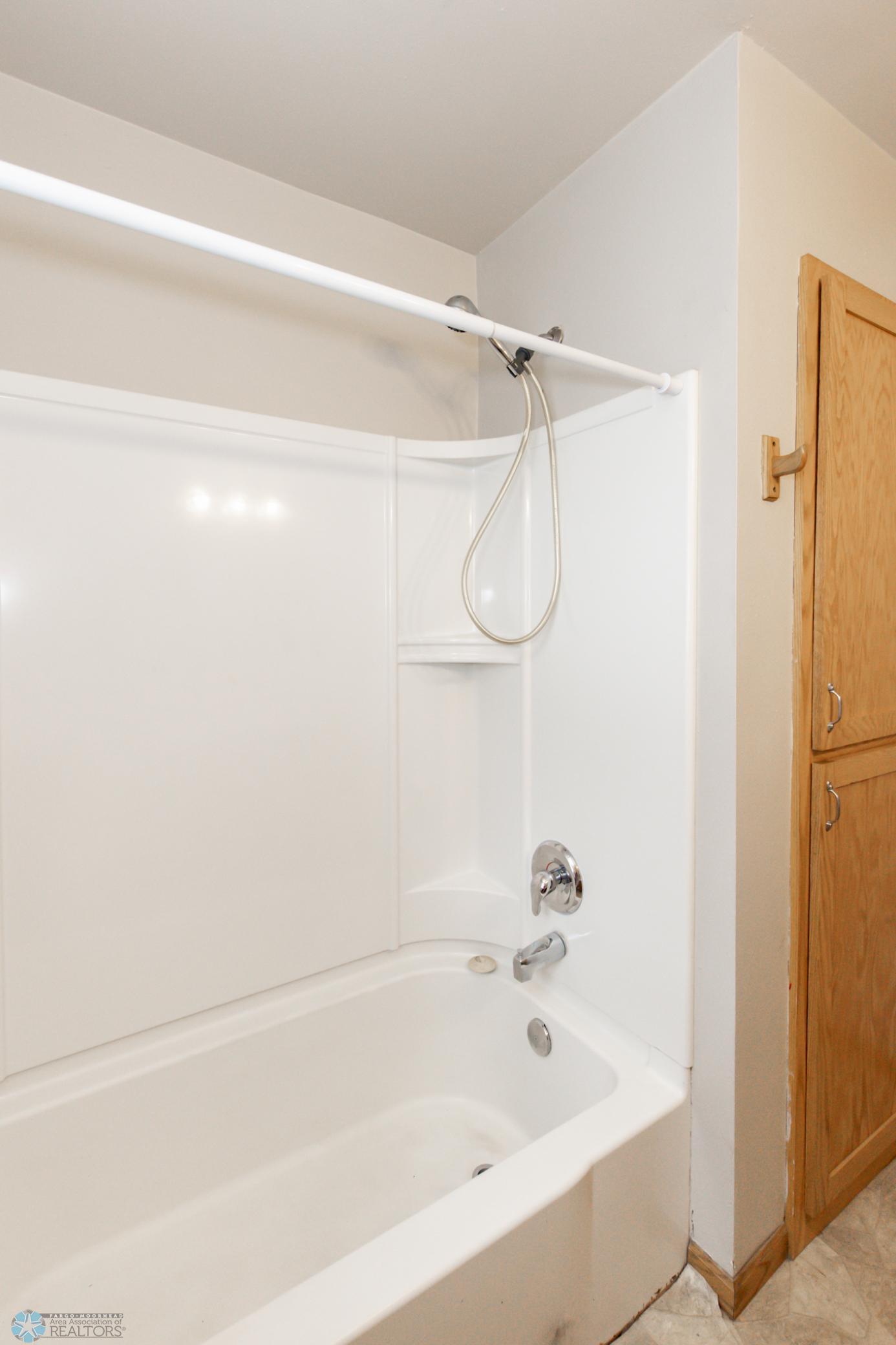 Unit 4 bathroom - full