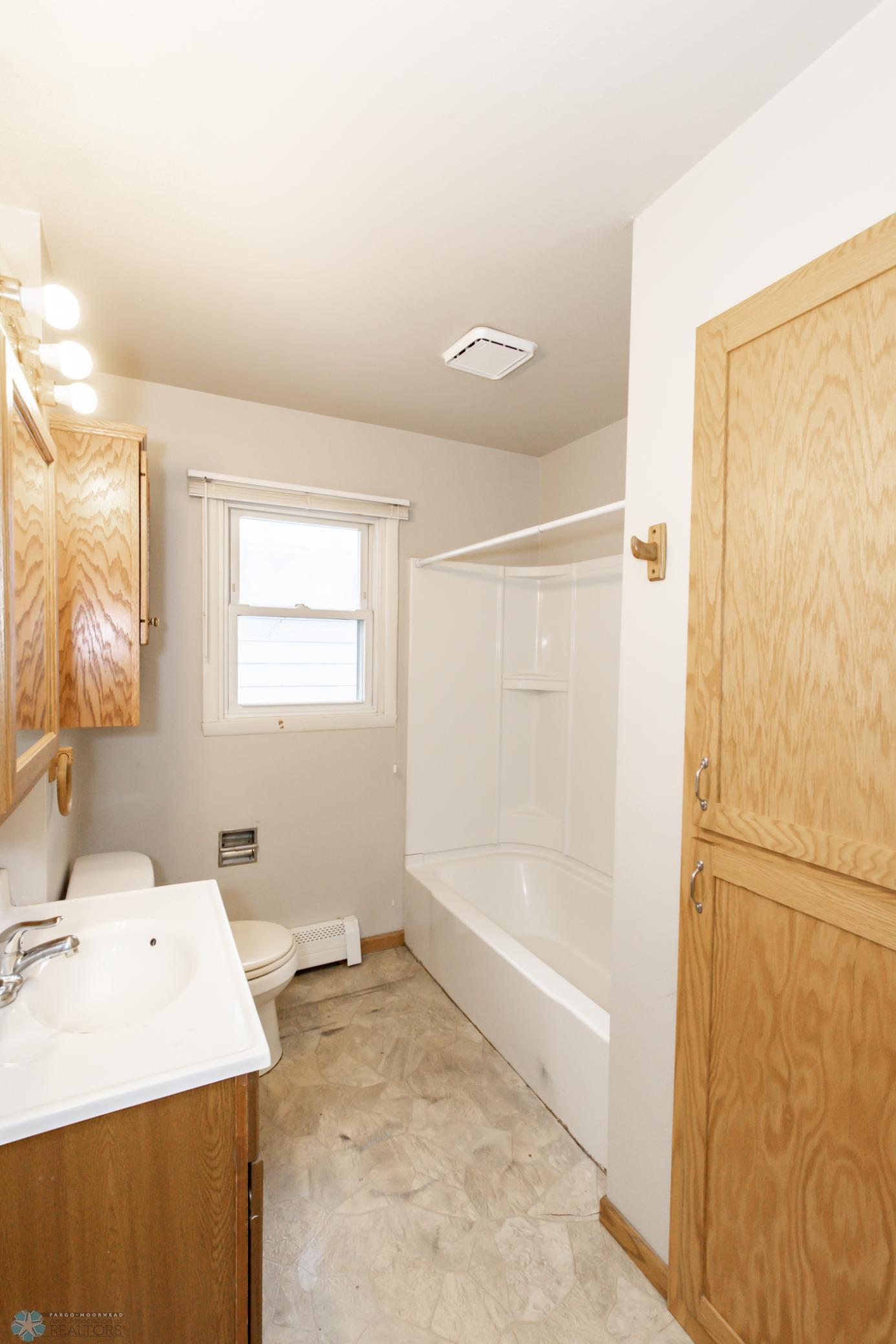 Unit 4 bathroom - full