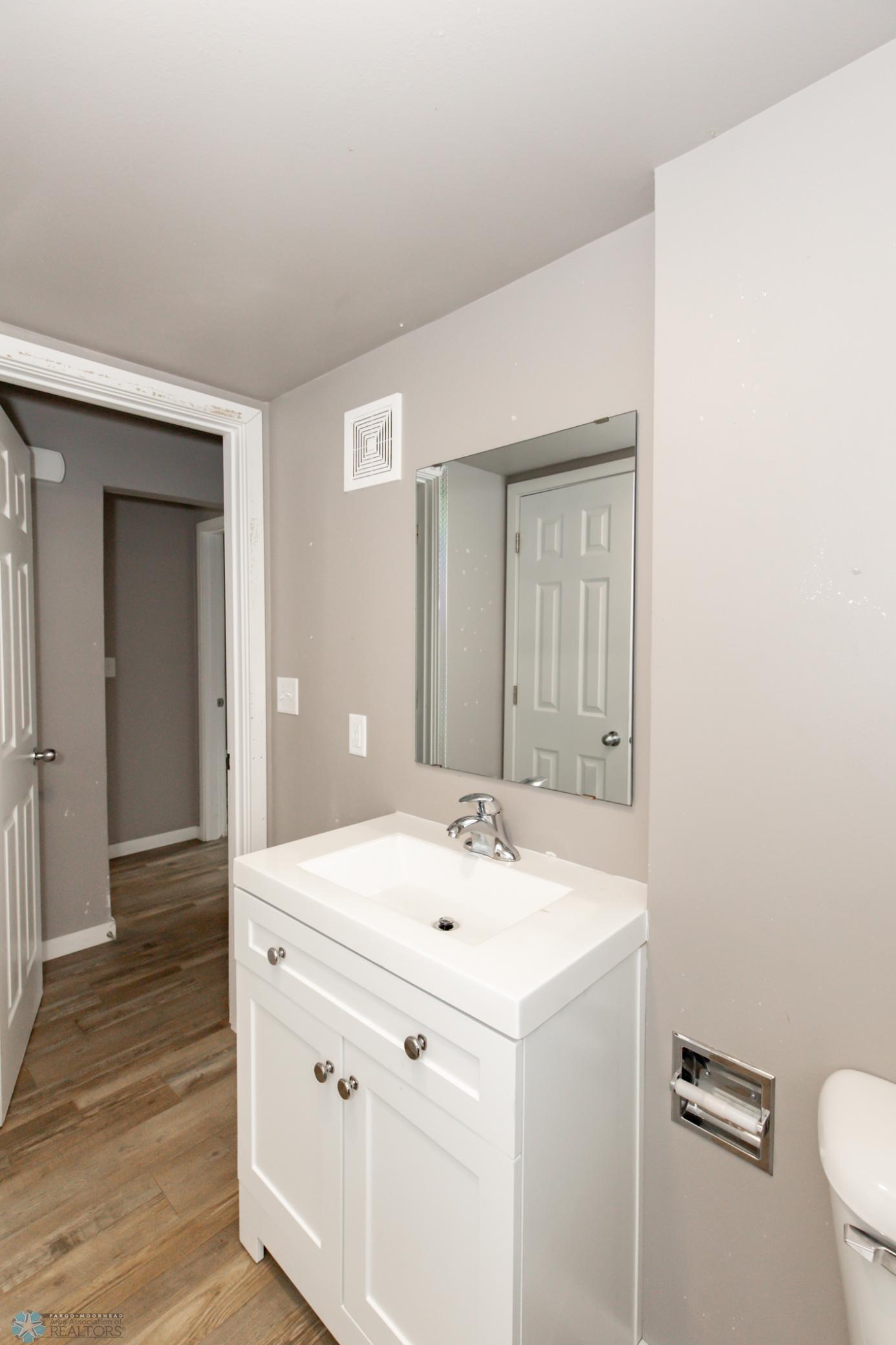 Unit 2 bathroom - full