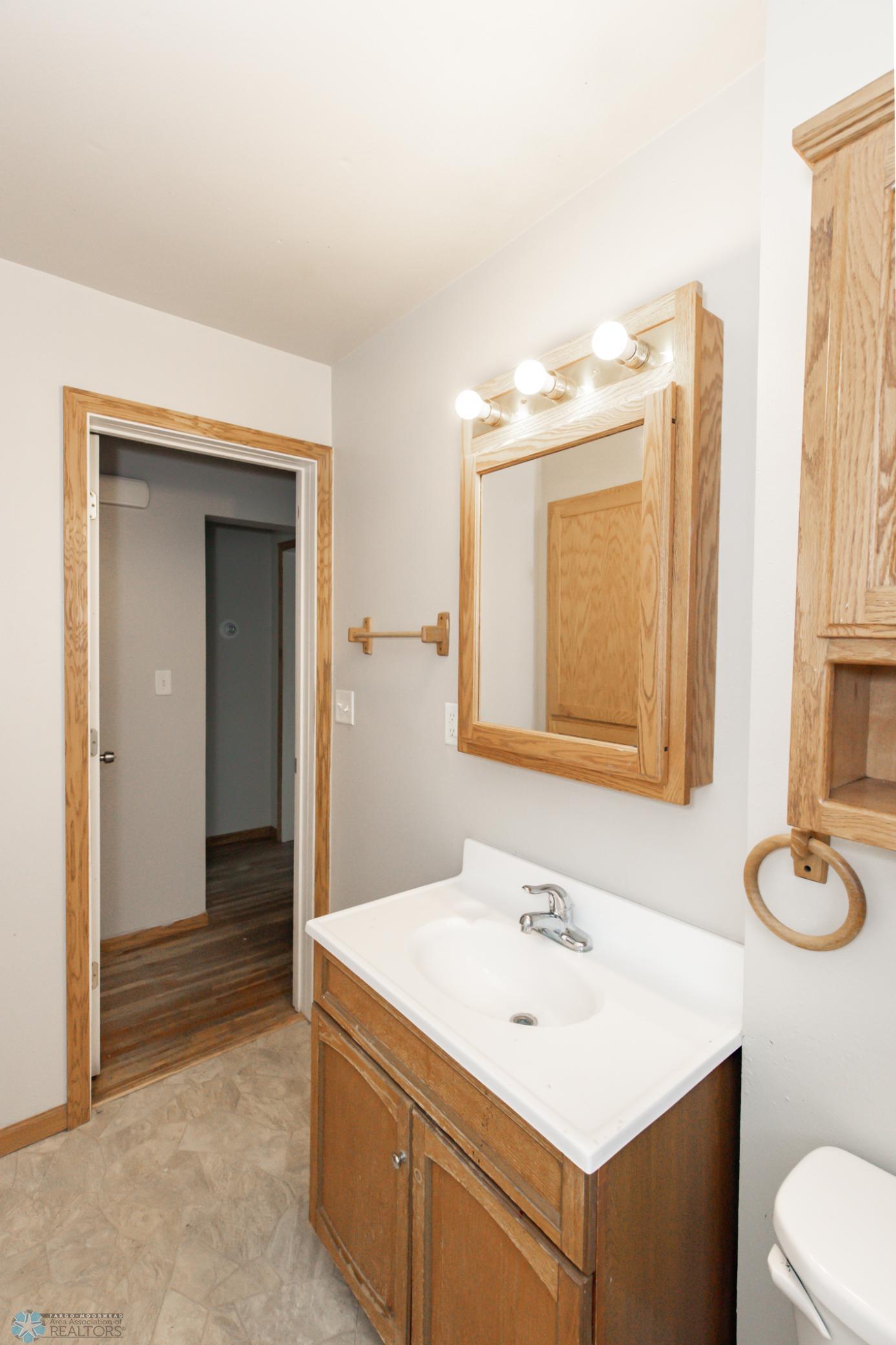 Unit 4 bathroom - full