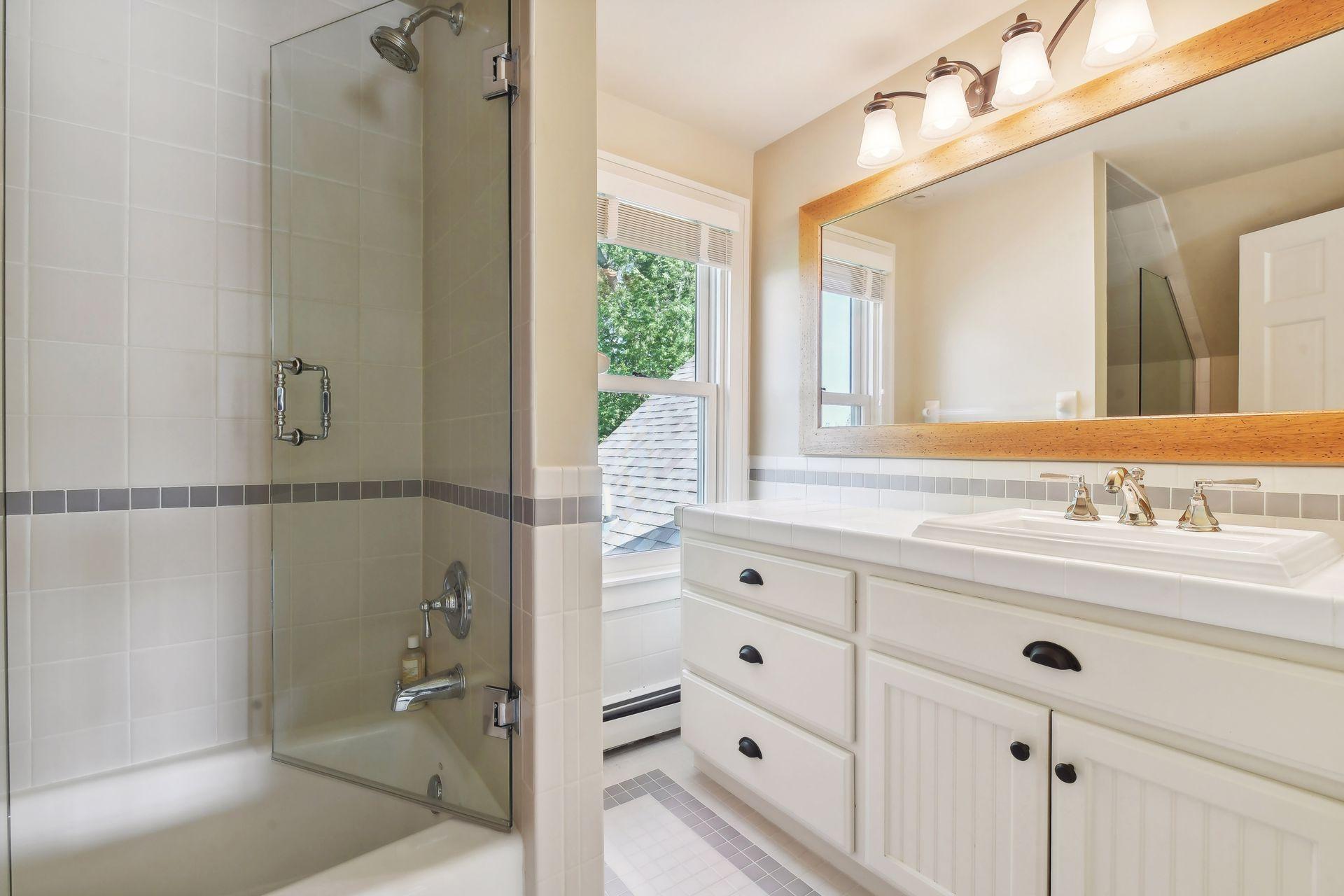 Upper Level Full Bathroom