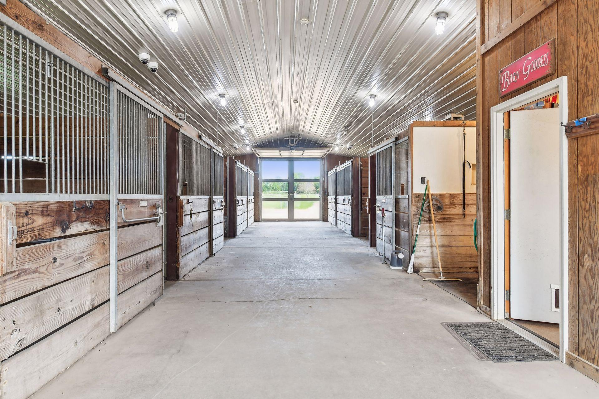 8 Stall Barn and Washing Stall