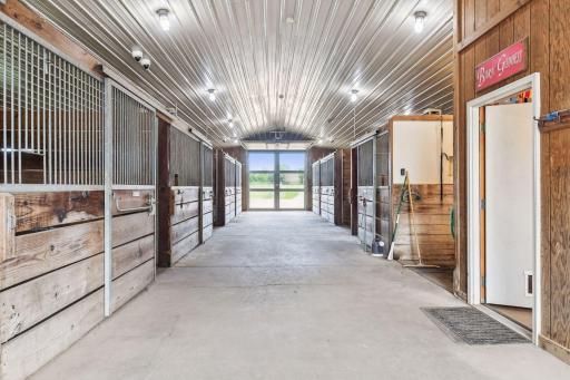 8 Stall Barn and Washing Stall