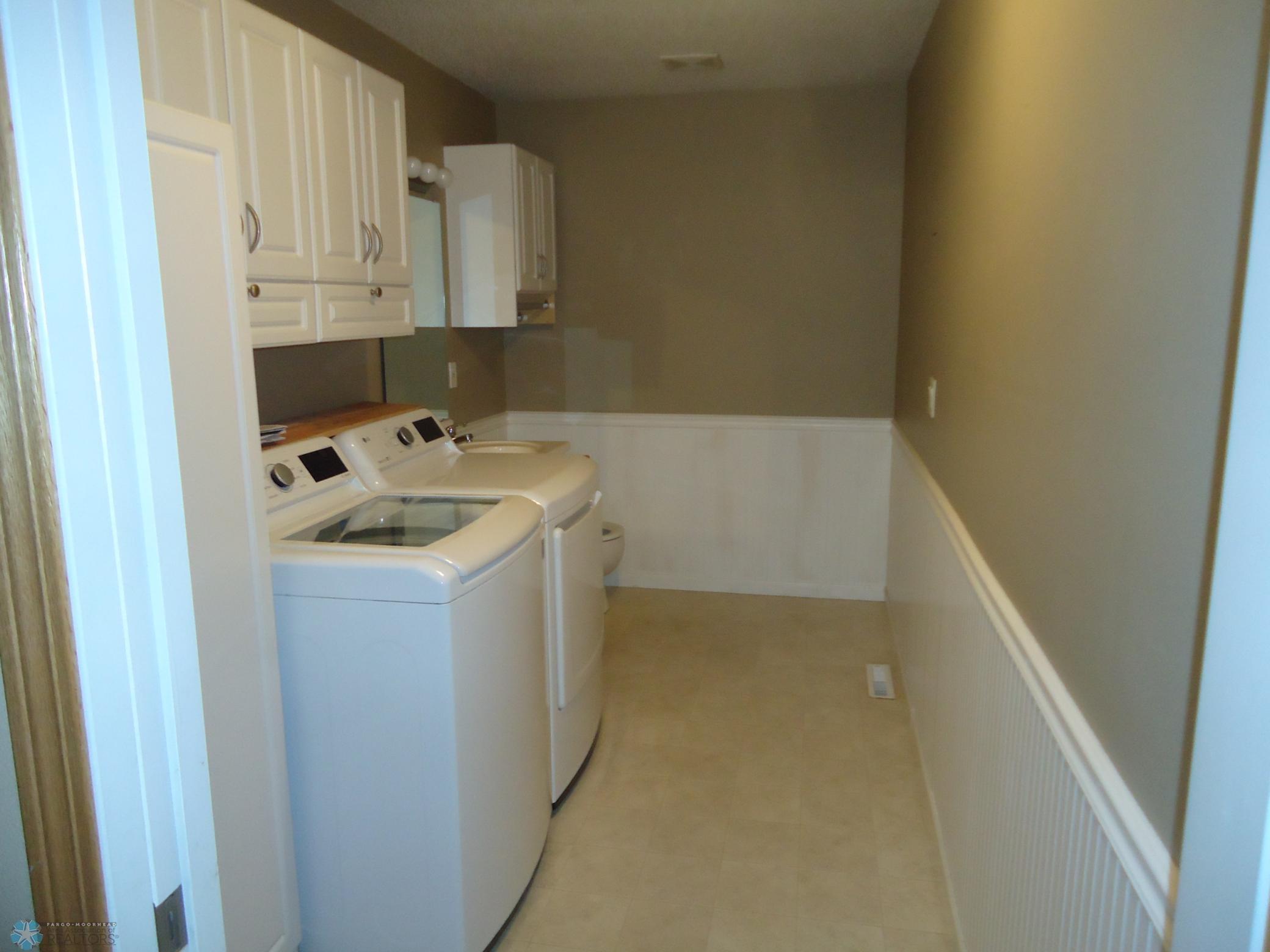 1/2 bath / laundry on main floorDSC02880.JPG