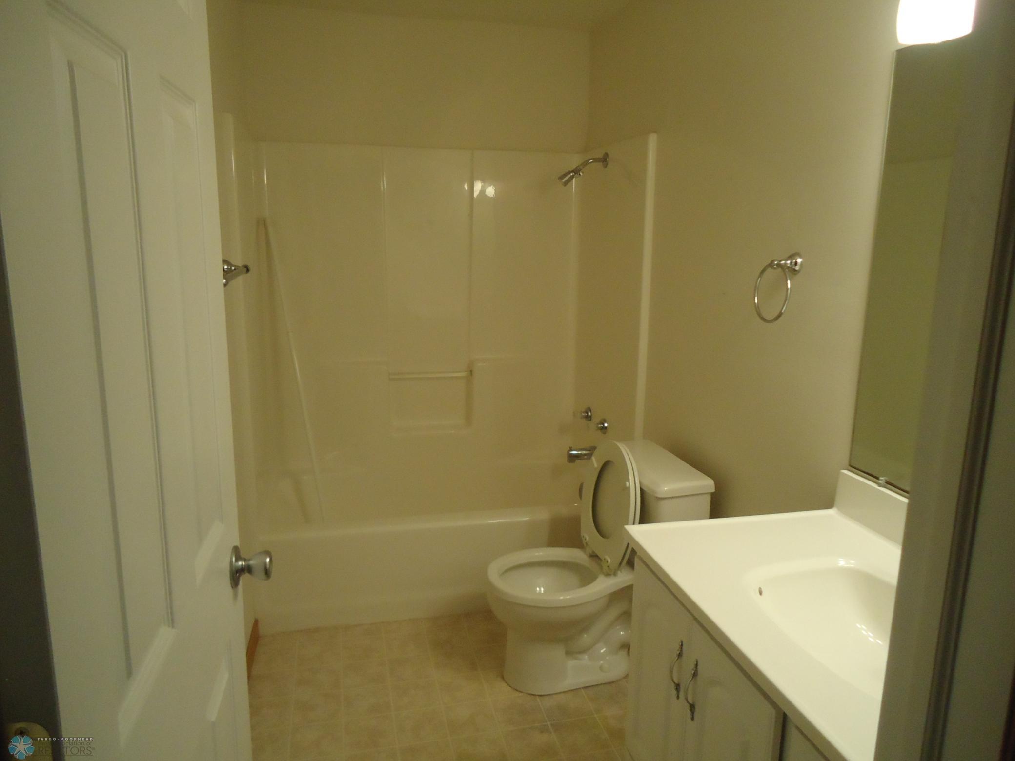 3/4 bath in basementDSC02897.JPG