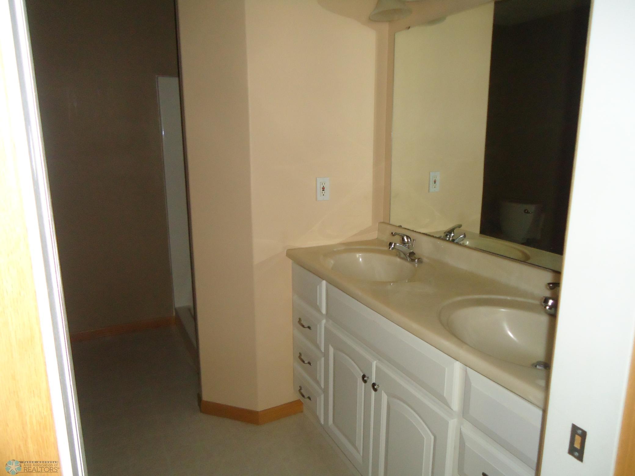 Double vanity master BR