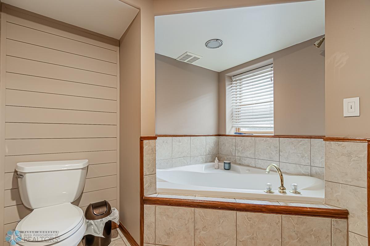 2975 Southgate Dr S, Fargo, ND 58103-22.jpg