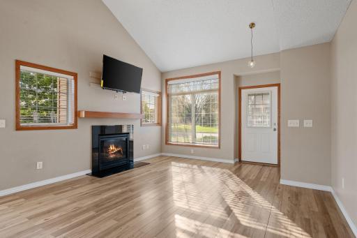 Welcome to easy, clean living in Lakeville!