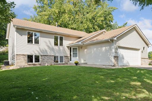 Welcome to fabulous 18541 English Ave. in Farmington!