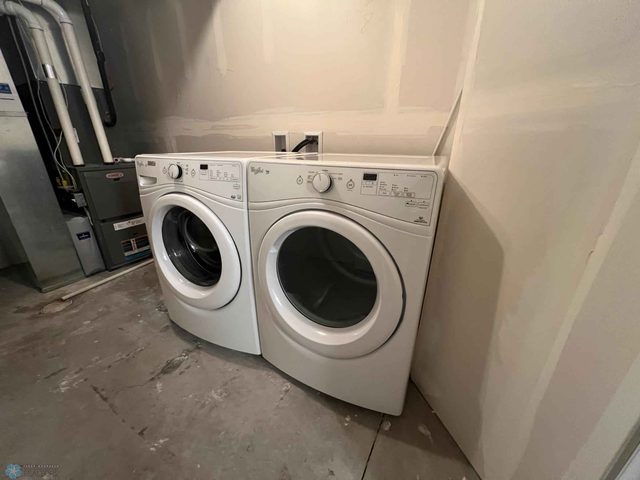 Washer/Dryer included