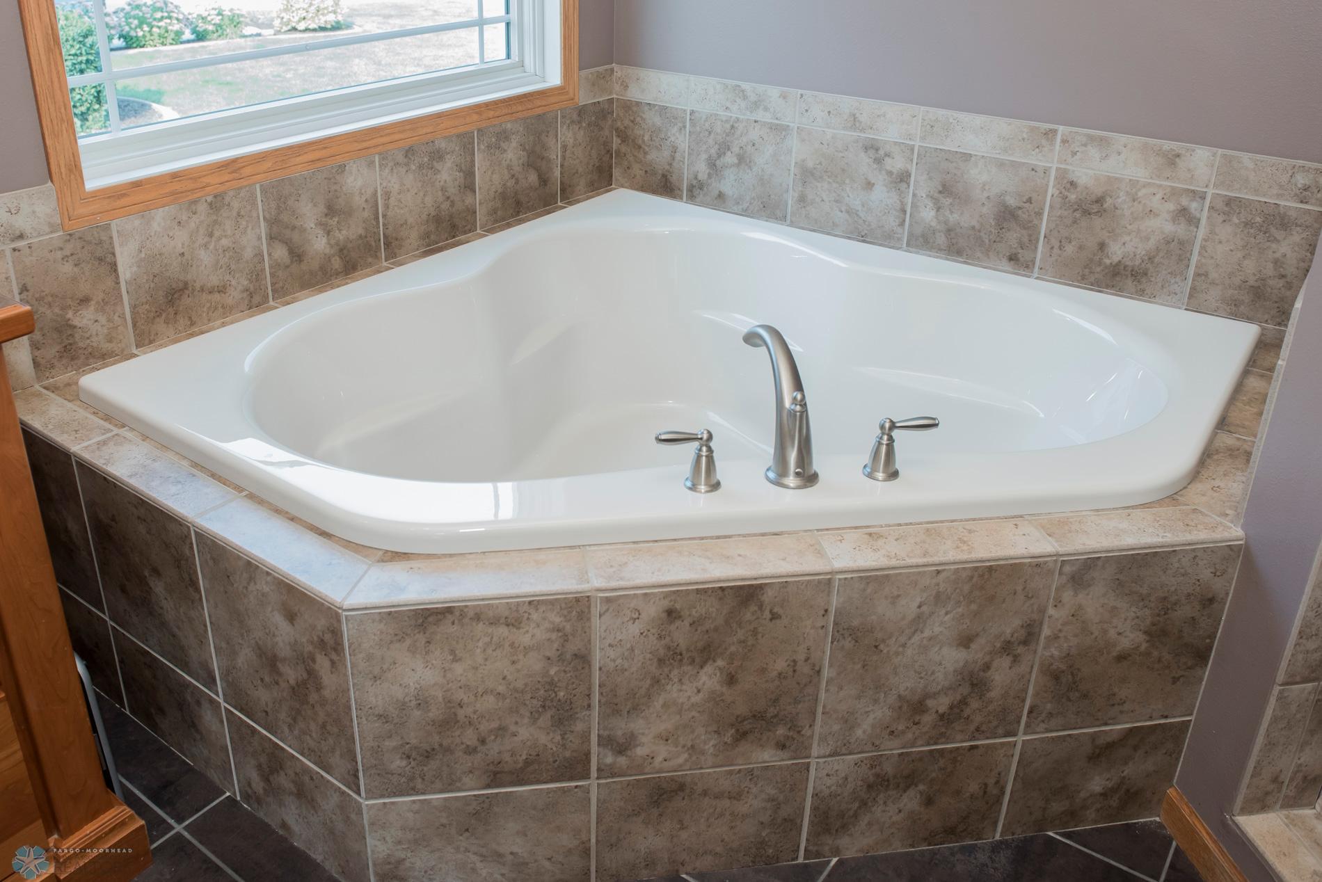 Corner soaking tub