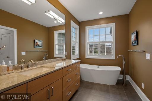 19 Kestrel Court, Saint Paul, MN 55127