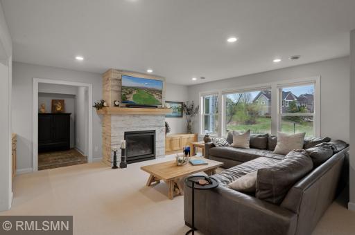 19 Kestrel Court, Saint Paul, MN 55127