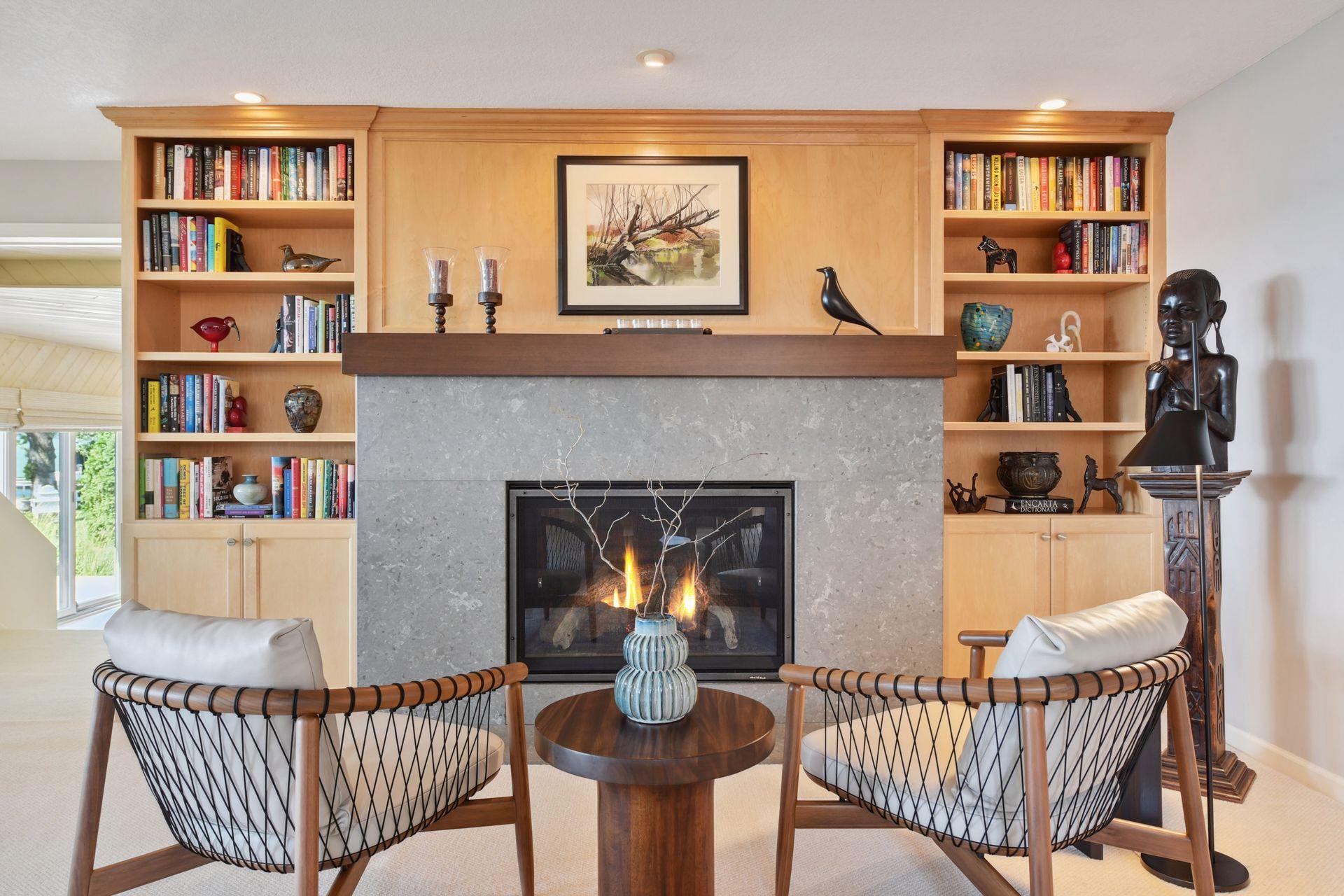 Gas fireplace in the living room/dining area.