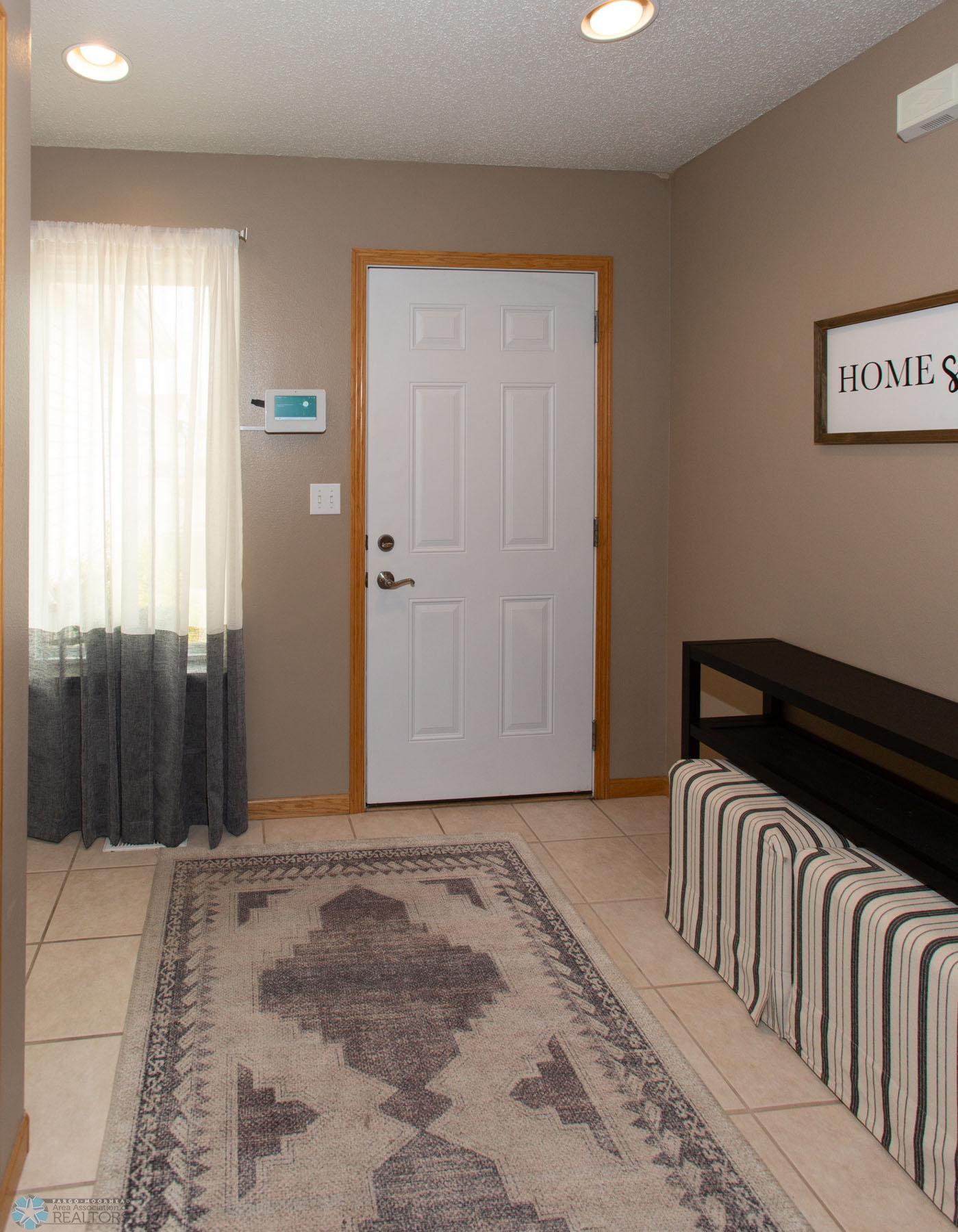 Foyer - Lots of natural light