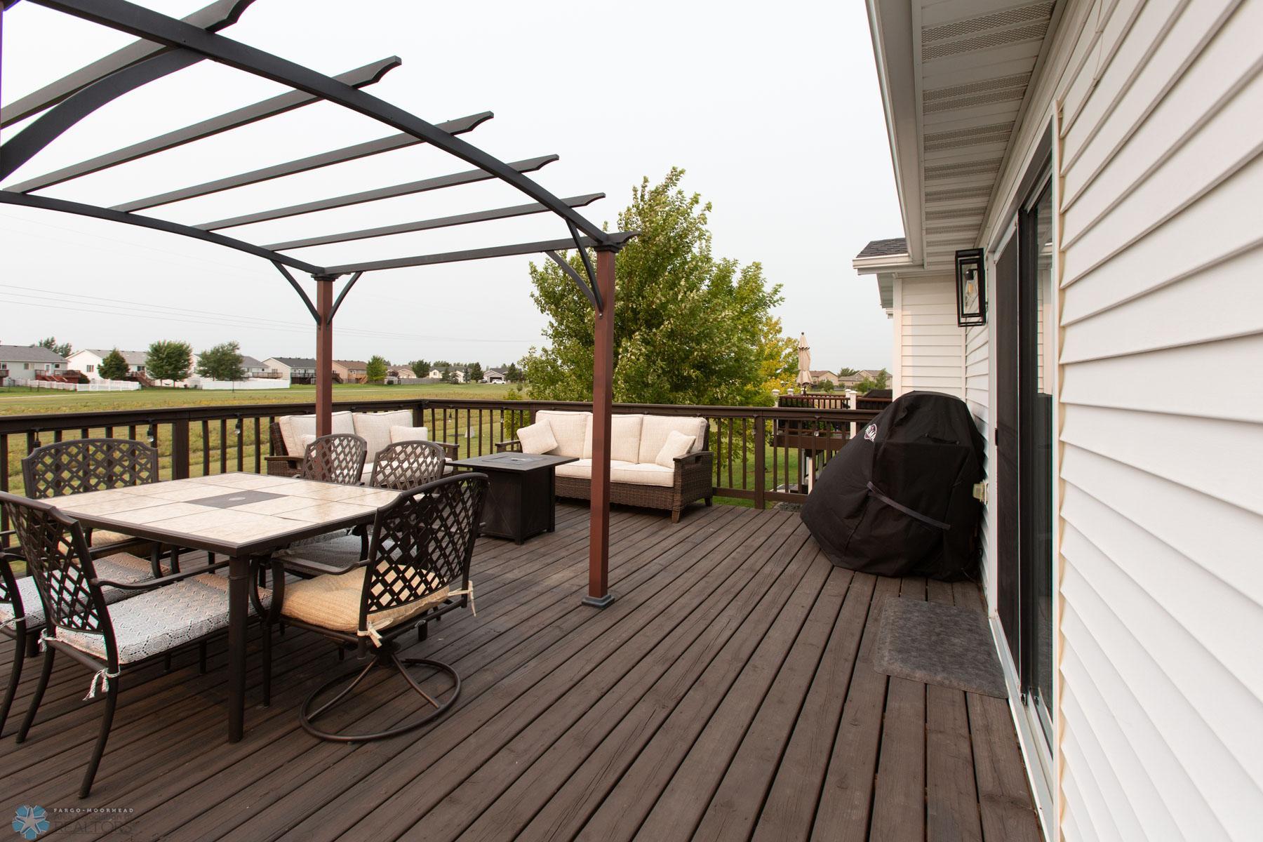 Deck HUGE - 18'x18'