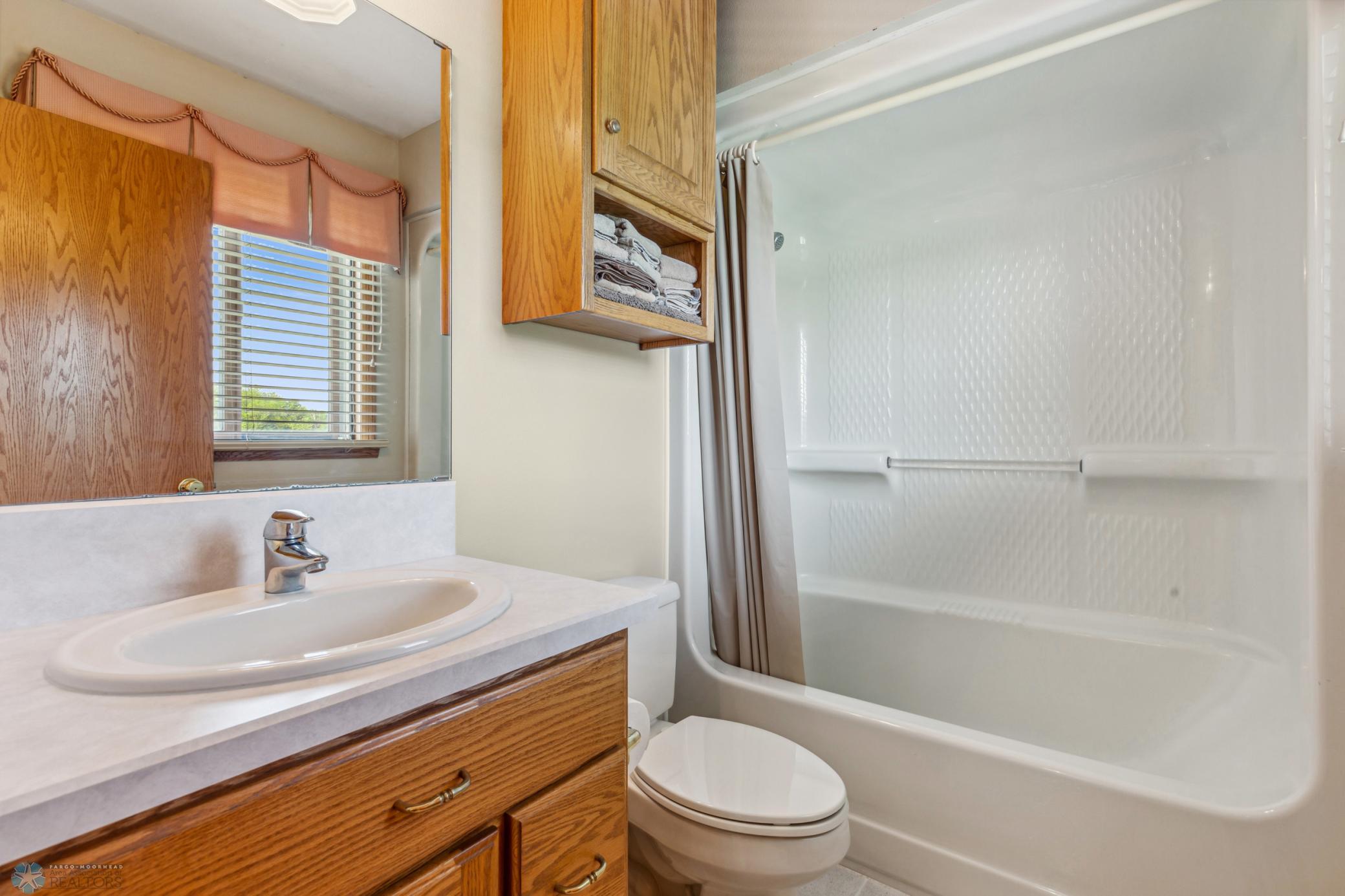 Upper Level Compartmentalized Full Bath