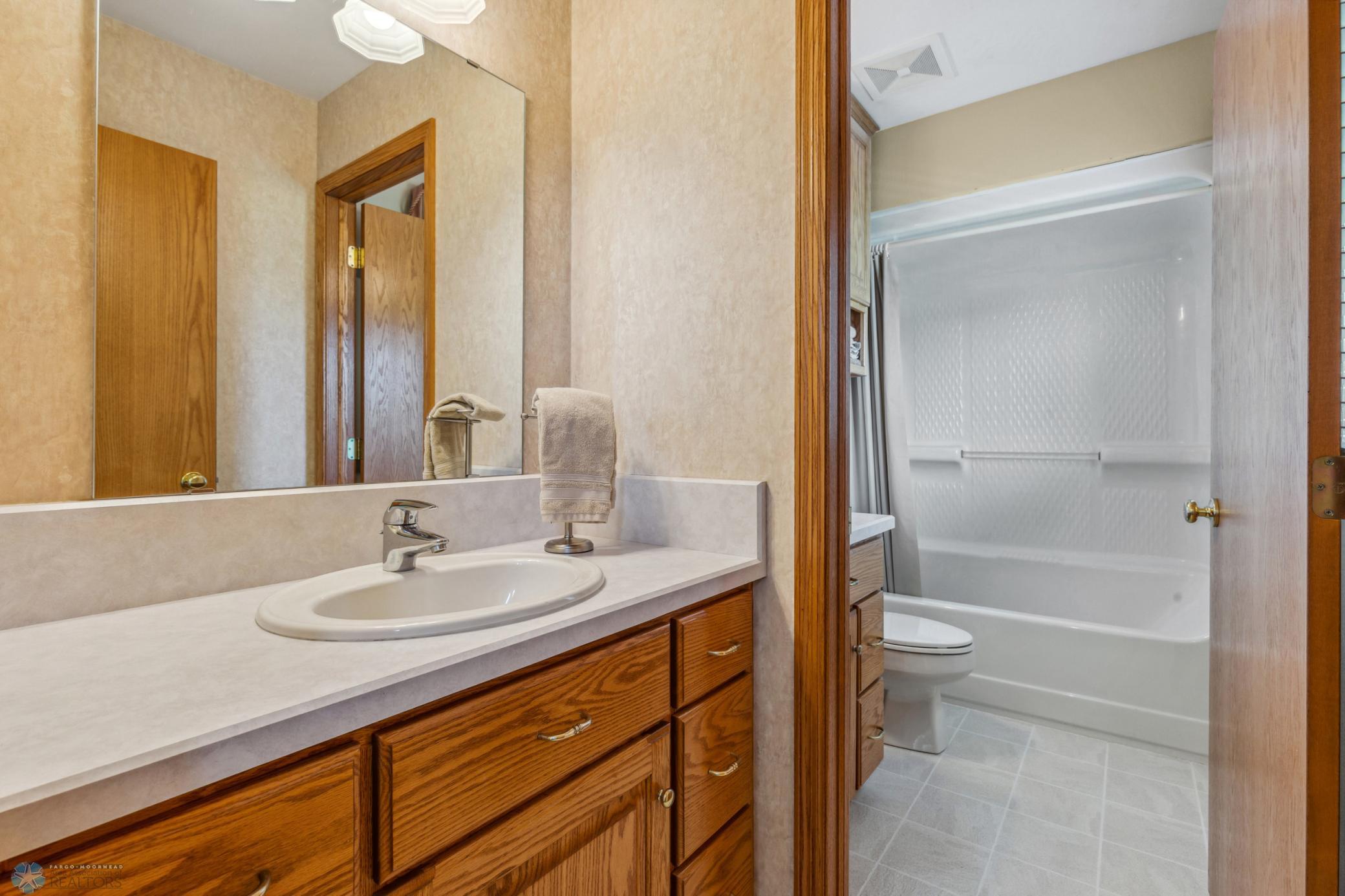 Upper Level Compartmentalized Full Bath