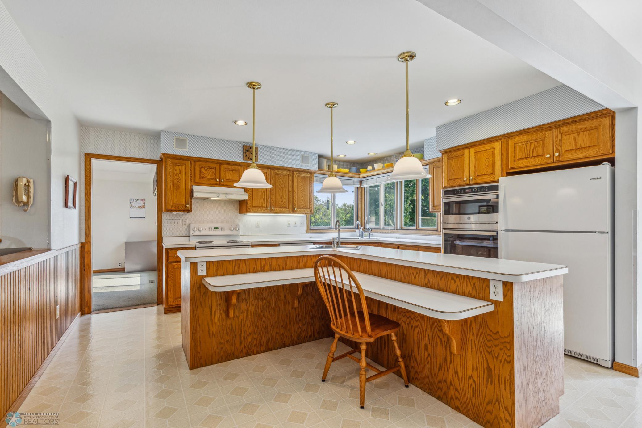 Kitchen w/ Large Eat up Island