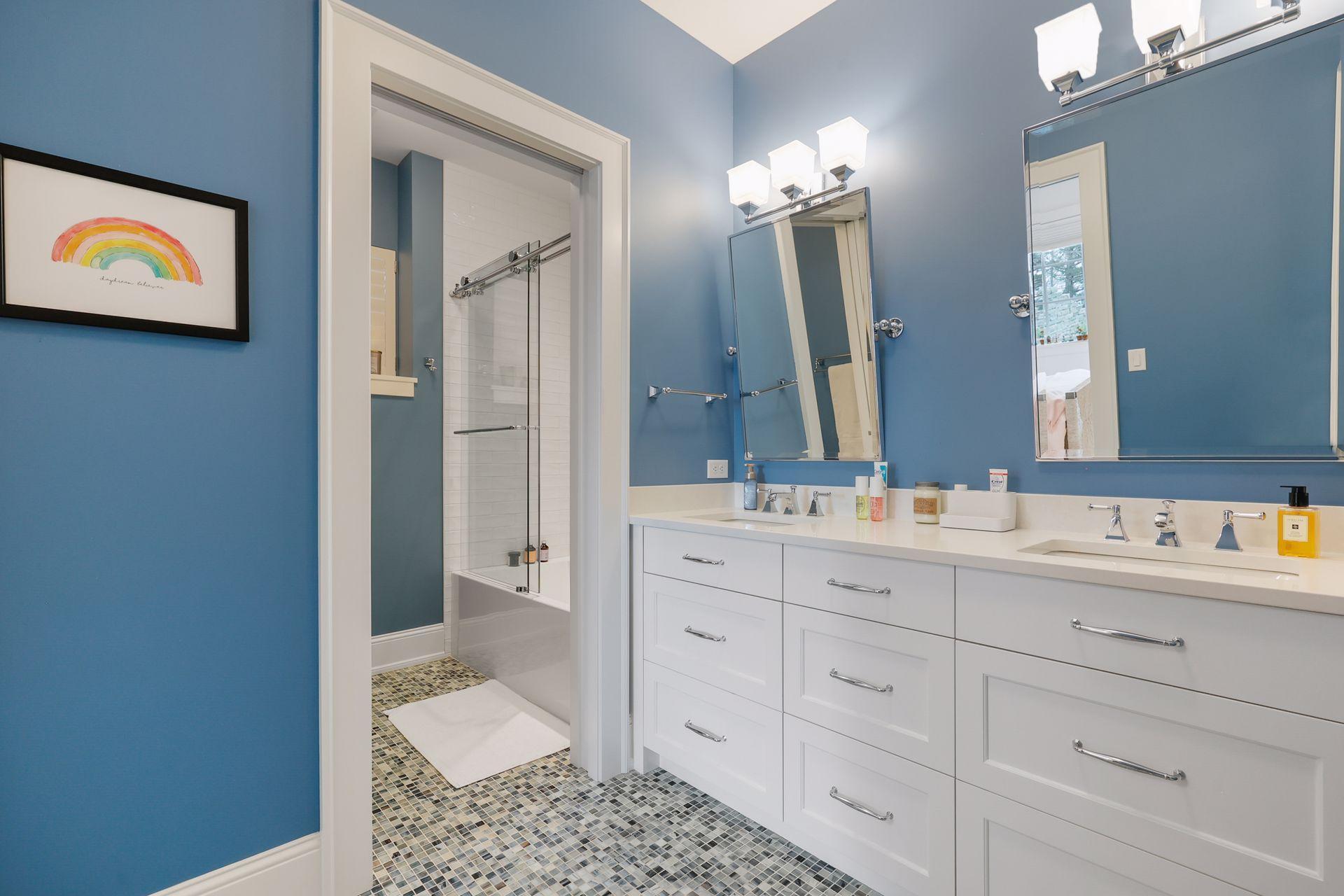 lower level Jack & Jill bathroom