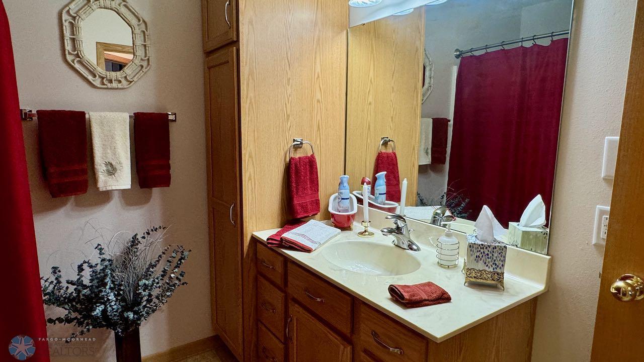 (20) Hollywood Bath Upper Level.jpeg