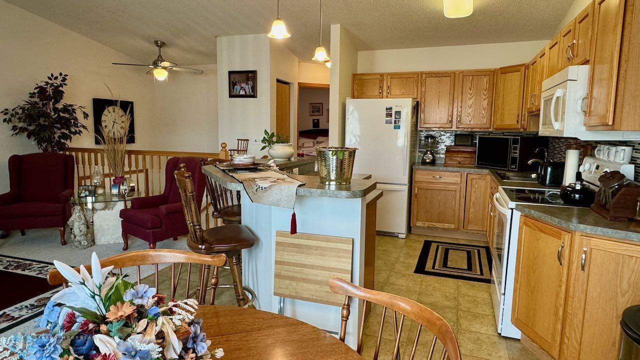 (10) Dining Kitchen.jpeg