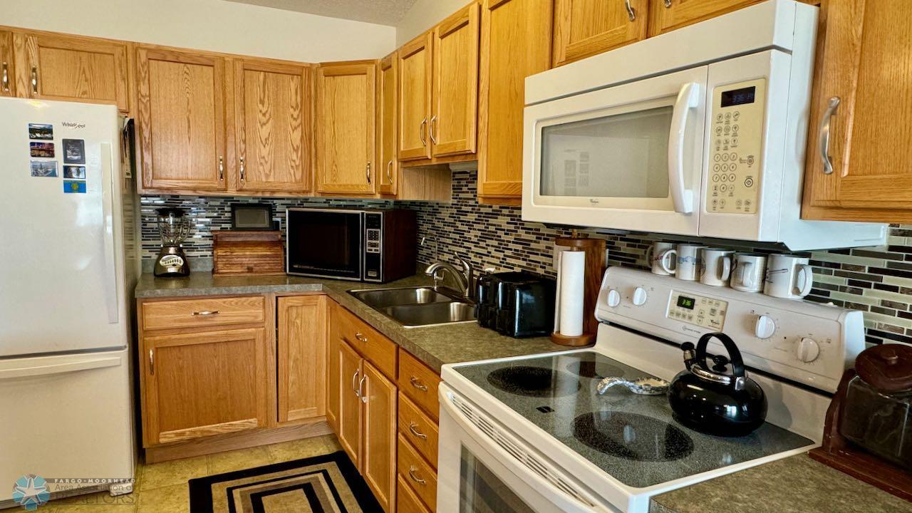 (7) Kitchen.jpeg