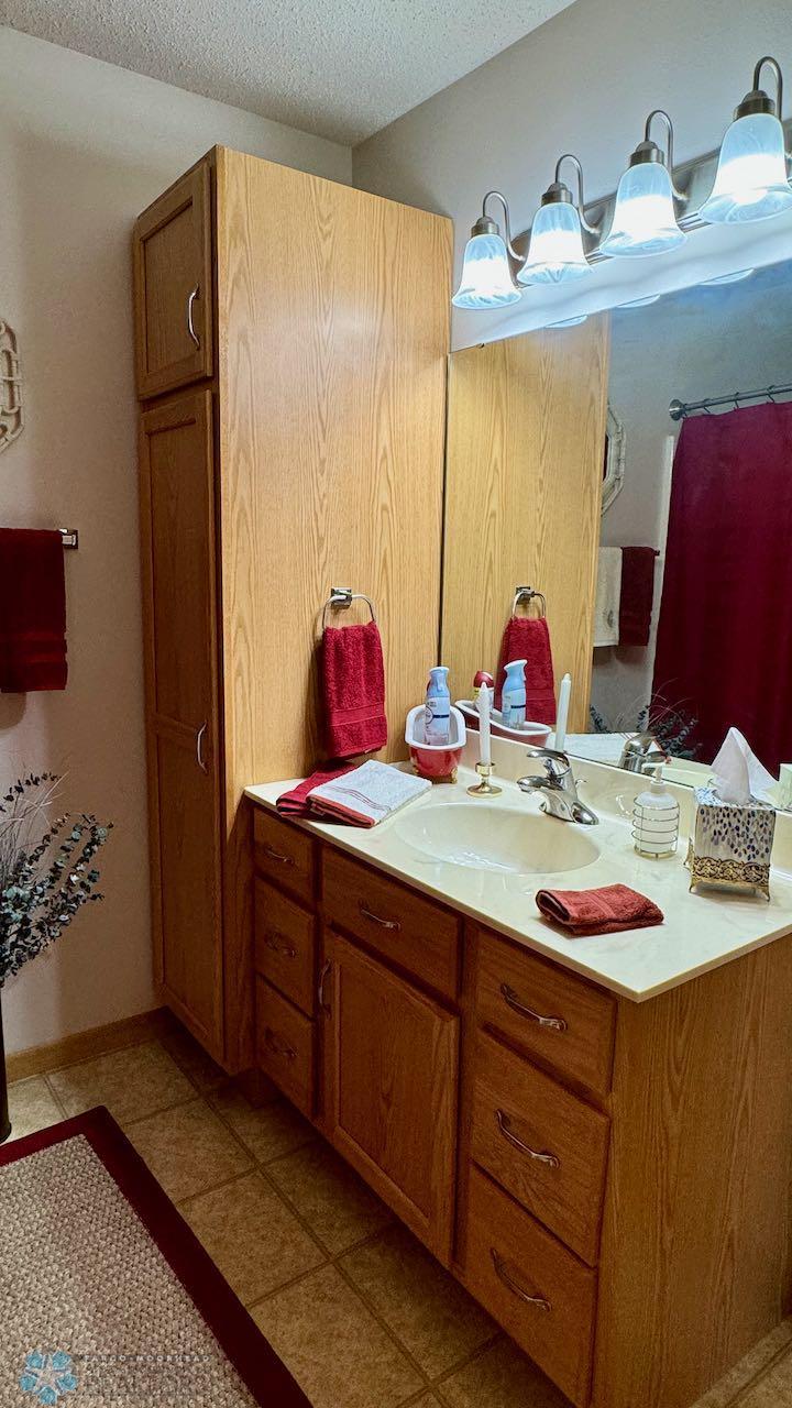 (19) Hollywood Bath Upper Level.jpeg