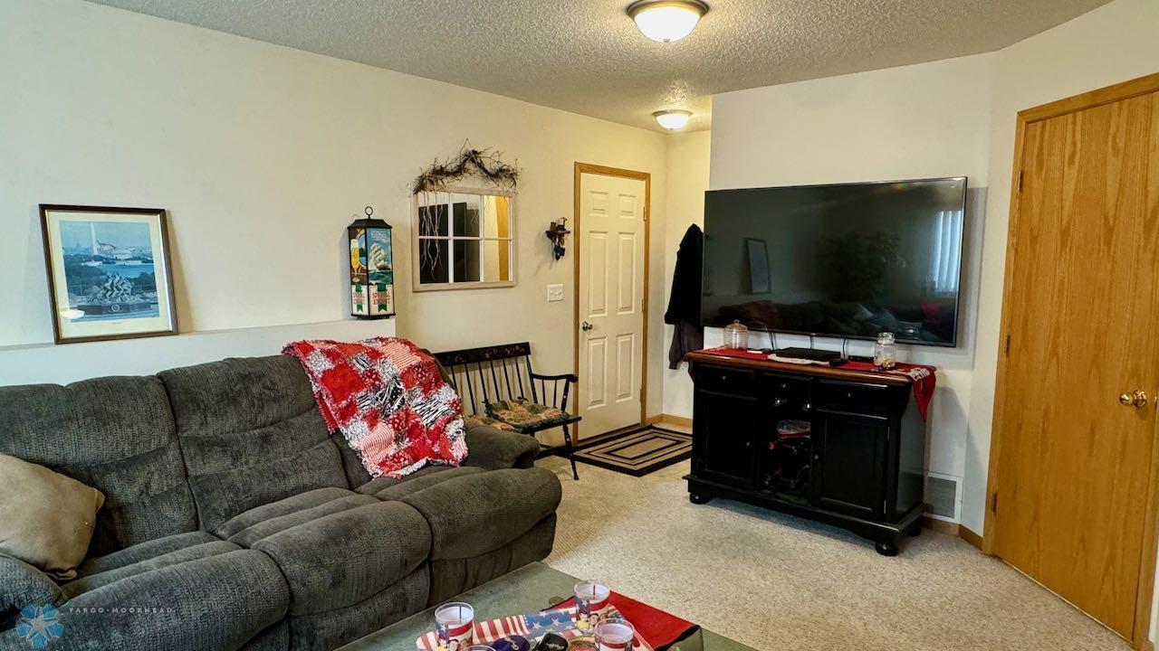 (25) Family Room.jpeg