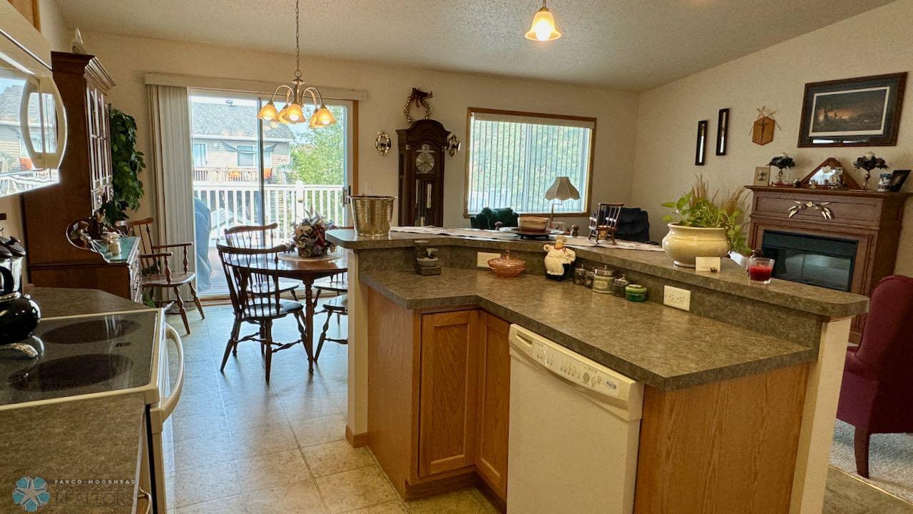 (11) Kitchen Dining.jpeg