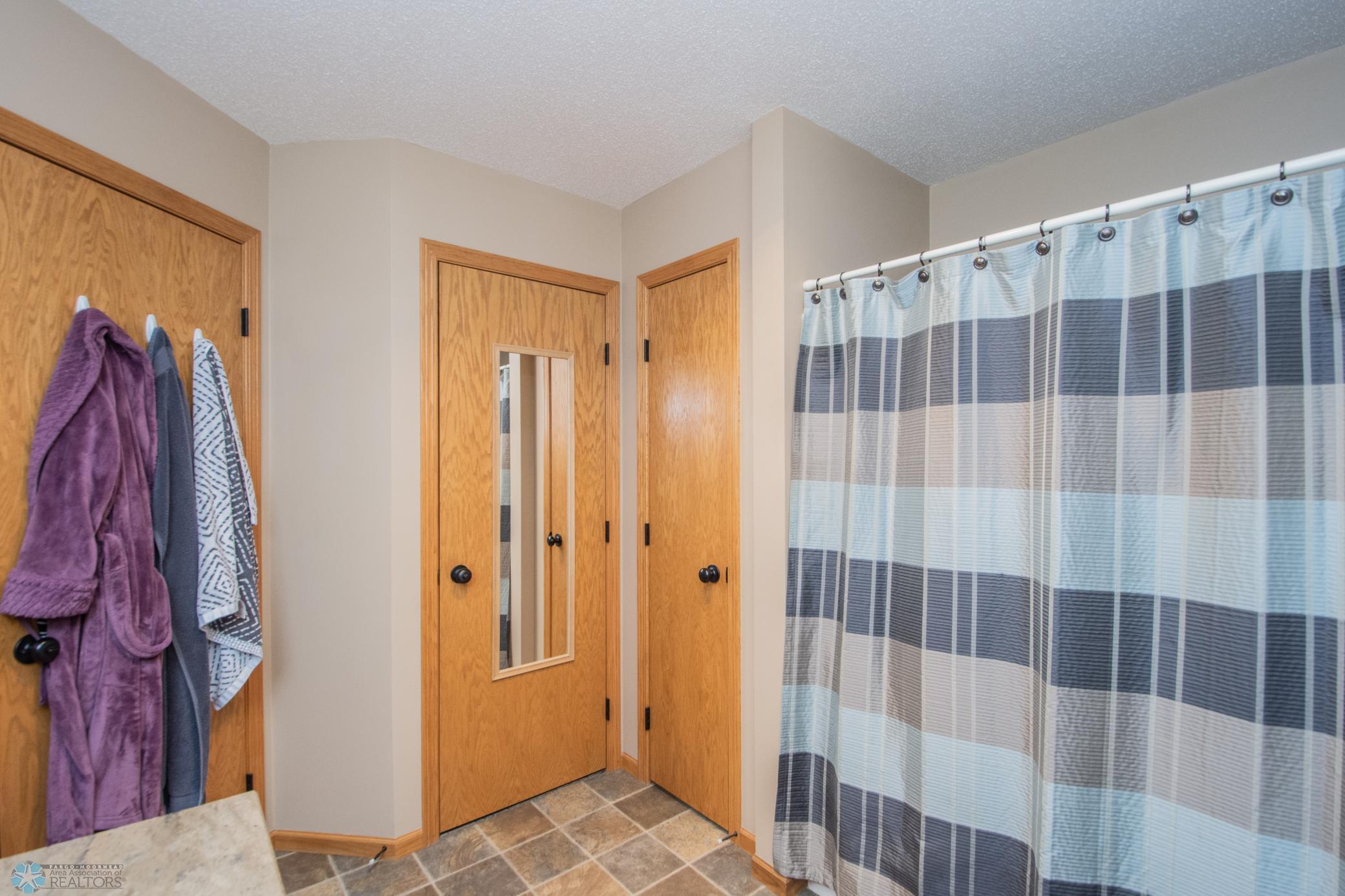 Main Bathroom w/Linen Closet