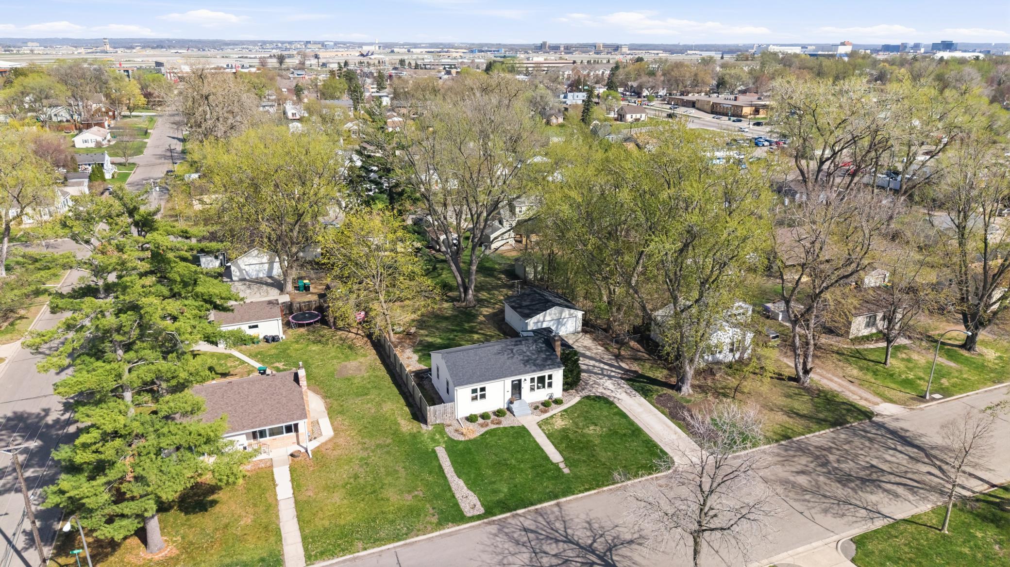 Fantastic neighborhood setting conveniently located close to the airport, downtown Minneapolis, shopping, and restaurants!