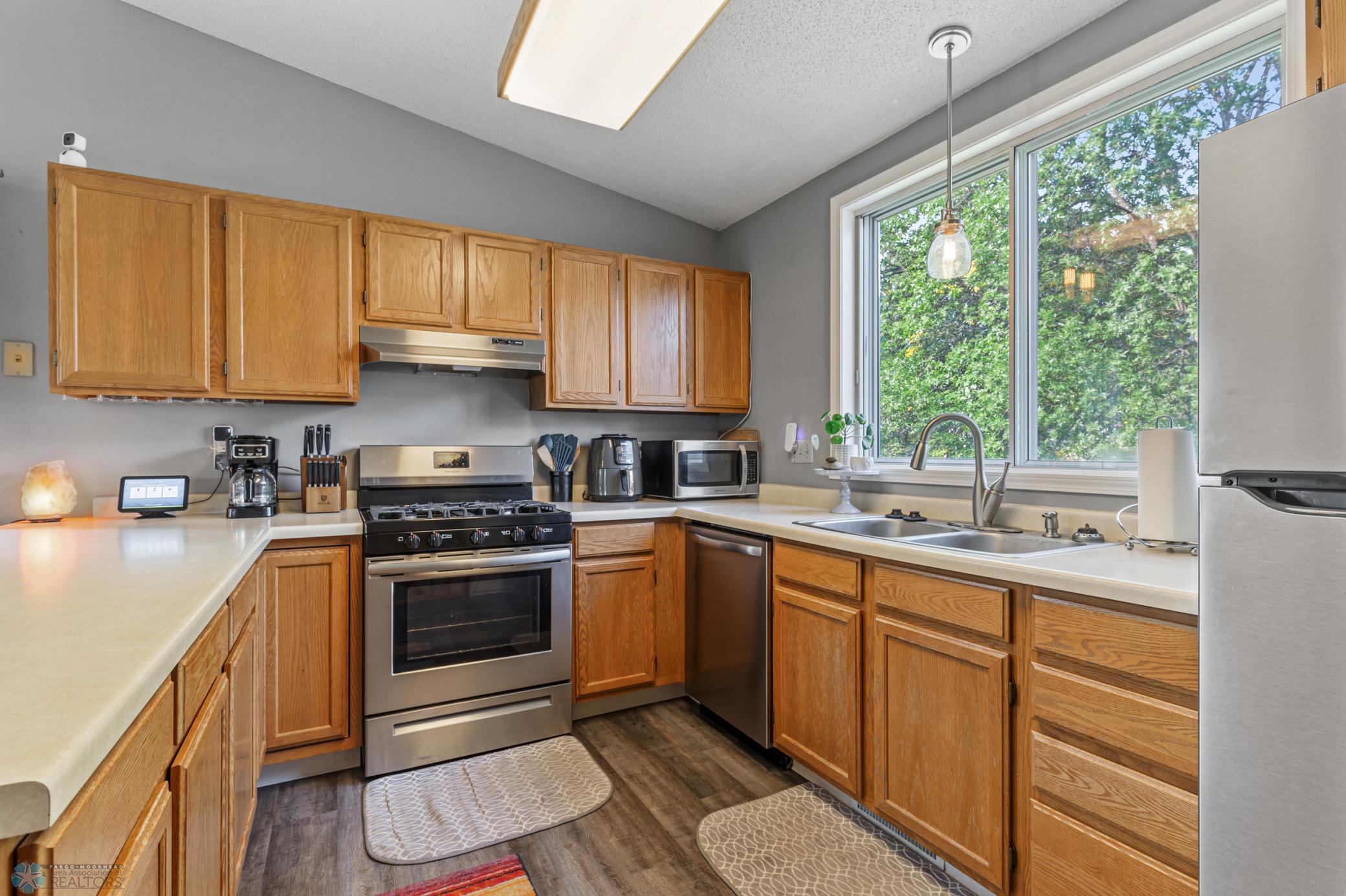 Kitchen - Gas Range w/ Hood