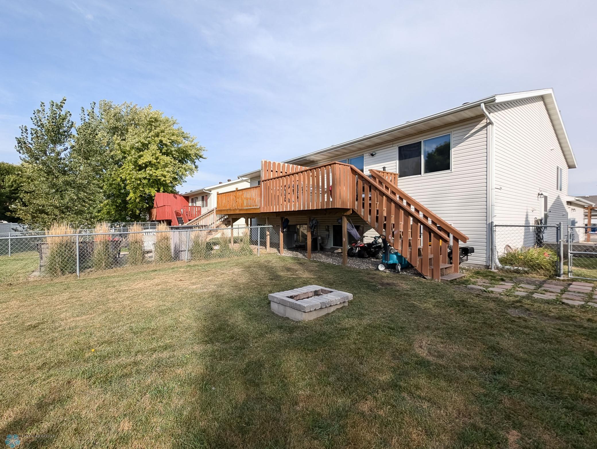 L2P052-145632552.jpg