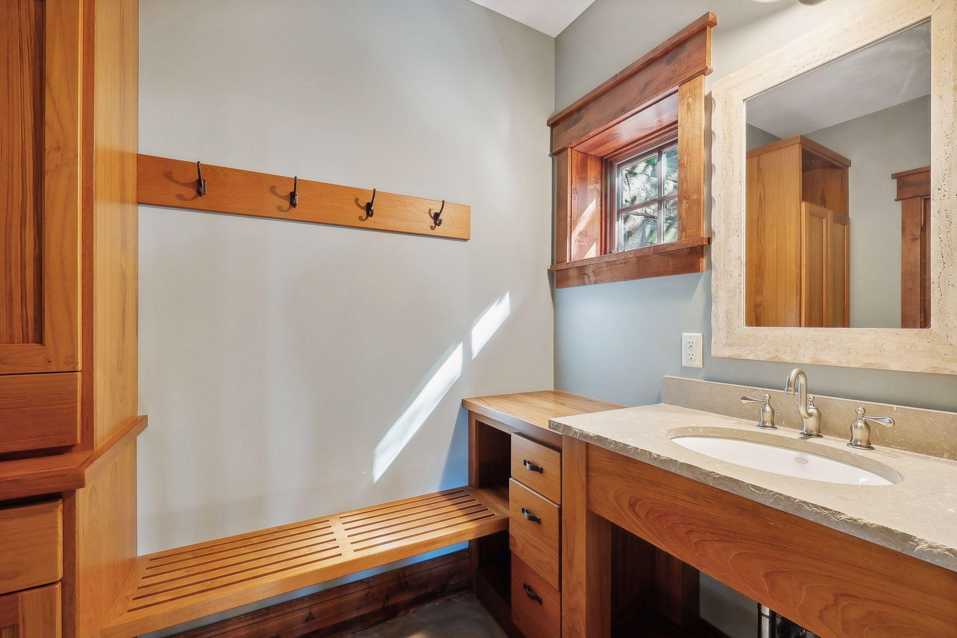 After spending a day on the lake, the lower level Changing Room will help you freshen up with an adjacent 3/4 Bathroom complete with a tiled steam shower.