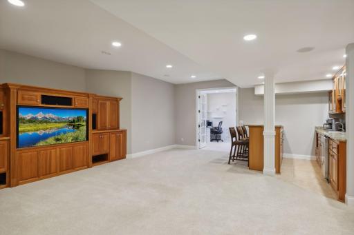 1 Southpointe Court, North Oaks, MN 55127