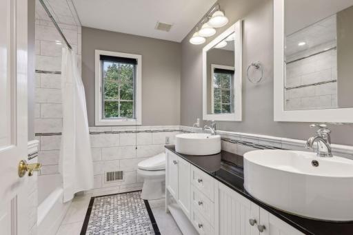1 Southpointe Court, North Oaks, MN 55127