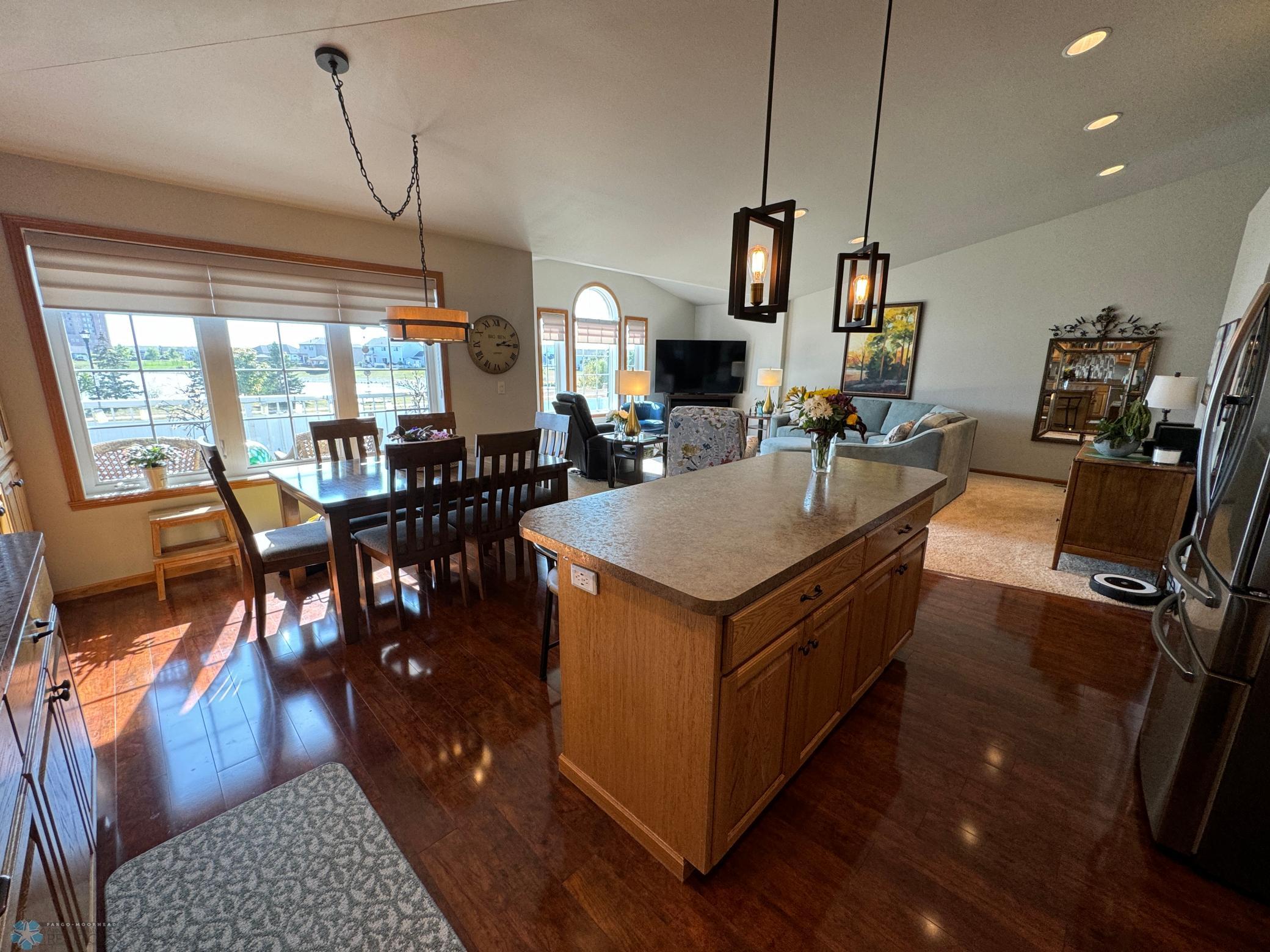 Kitchen & Dining