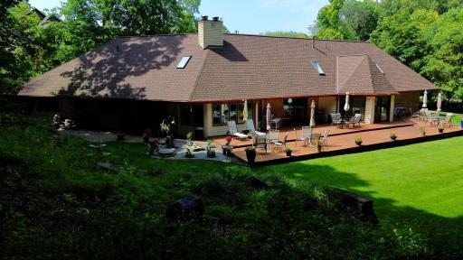 1000 Heritage Lane Orono Foxhill Cedar deck stained in Redwood 1880 Sq Ft0