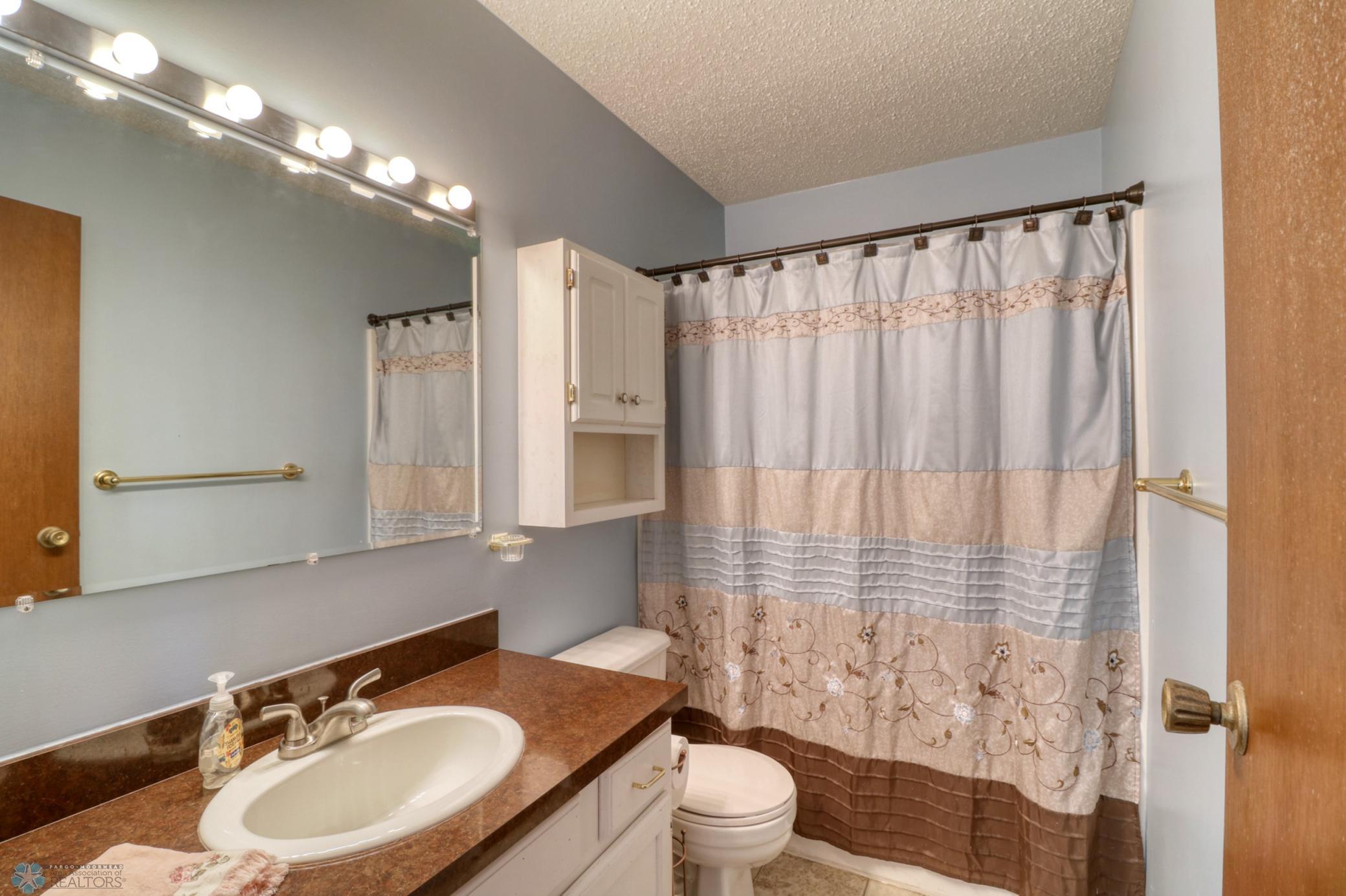 16Upstairs Bathroom1_1.jpg