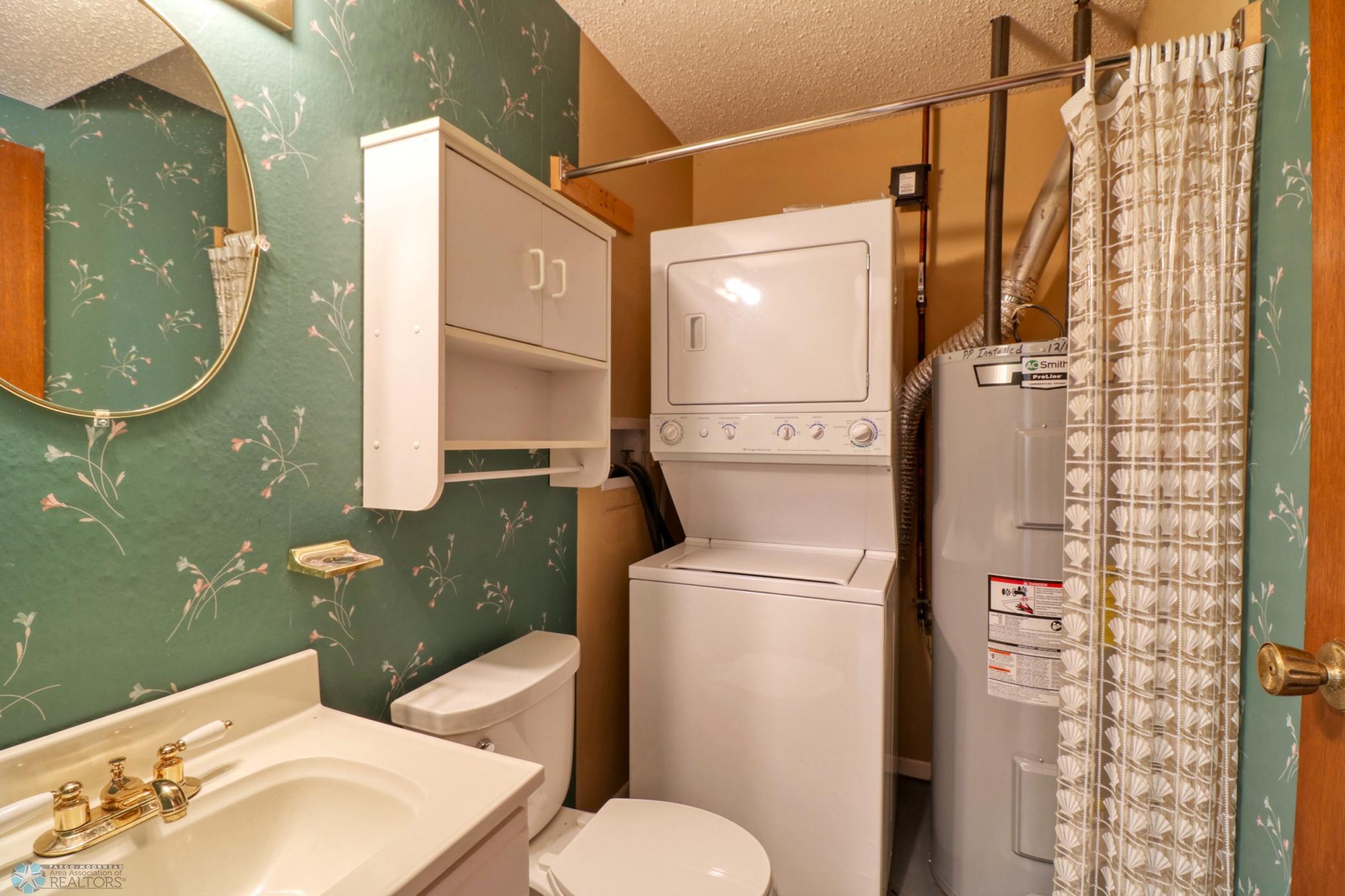 12Bathroom_laundry1_1.jpg