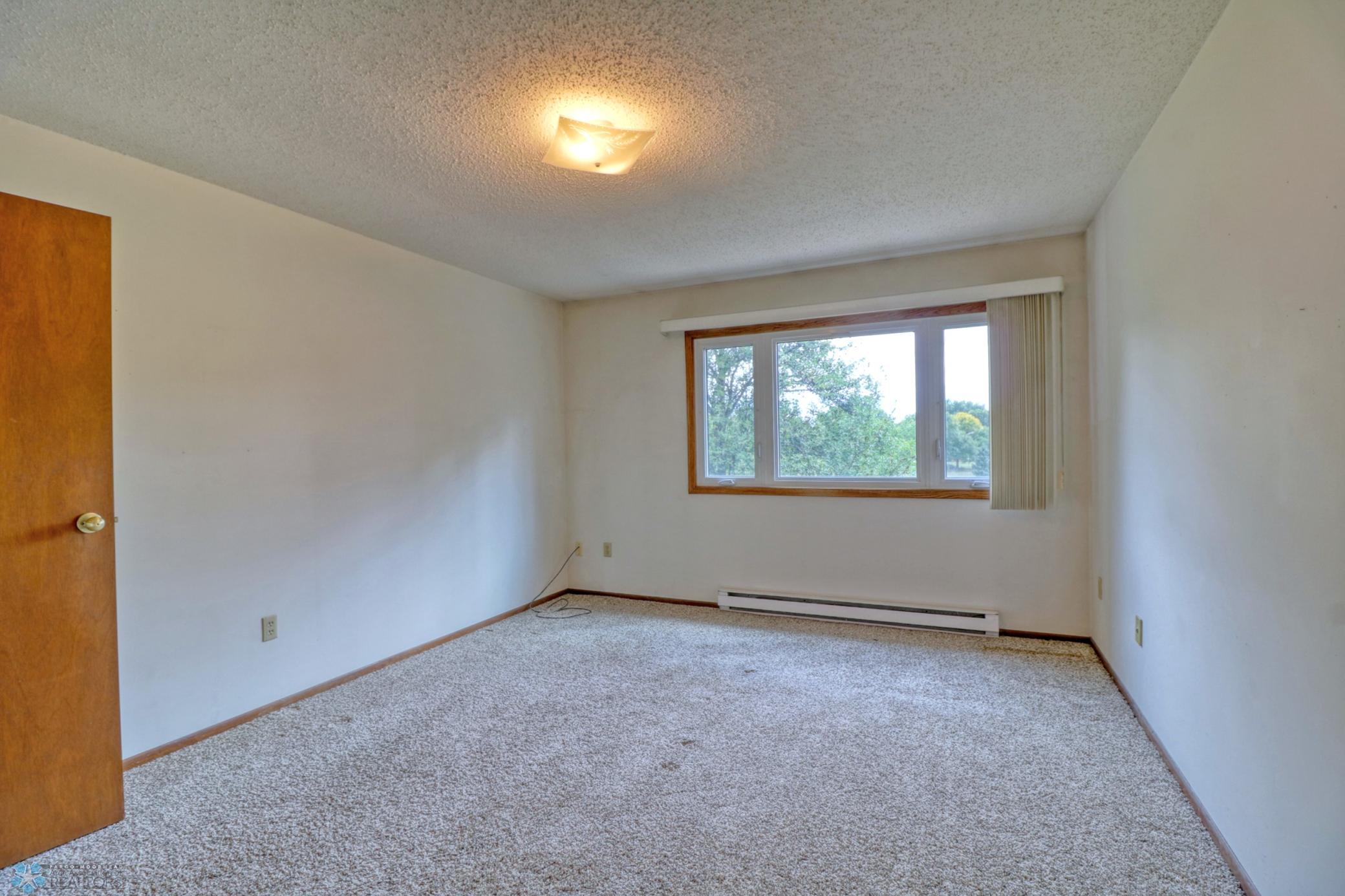 14Bedroom2_1.jpg