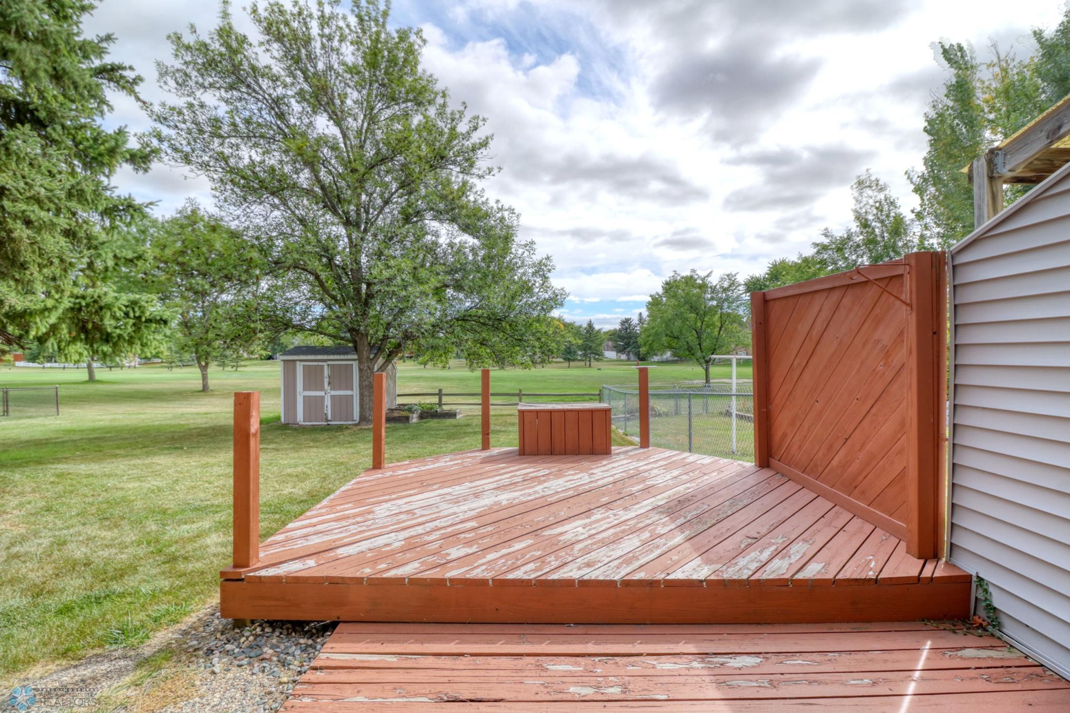 Backyard_deck1_1.jpg