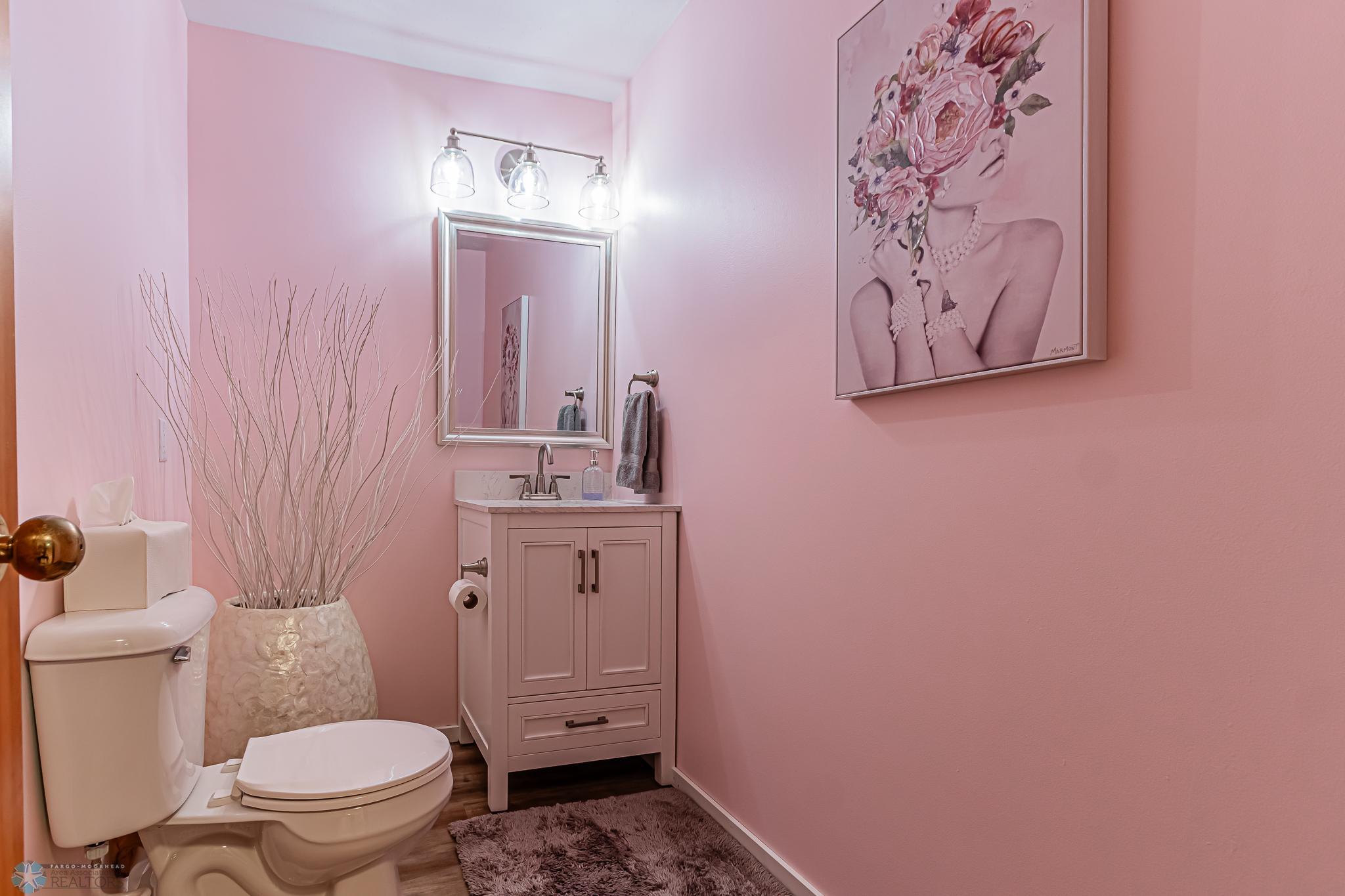 Walk out level 1/2 bath