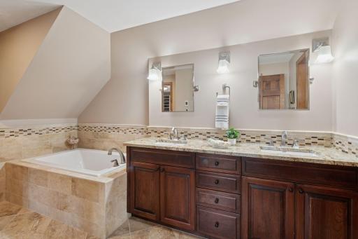 6209 Saint Albans Circle, Edina, MN 55439