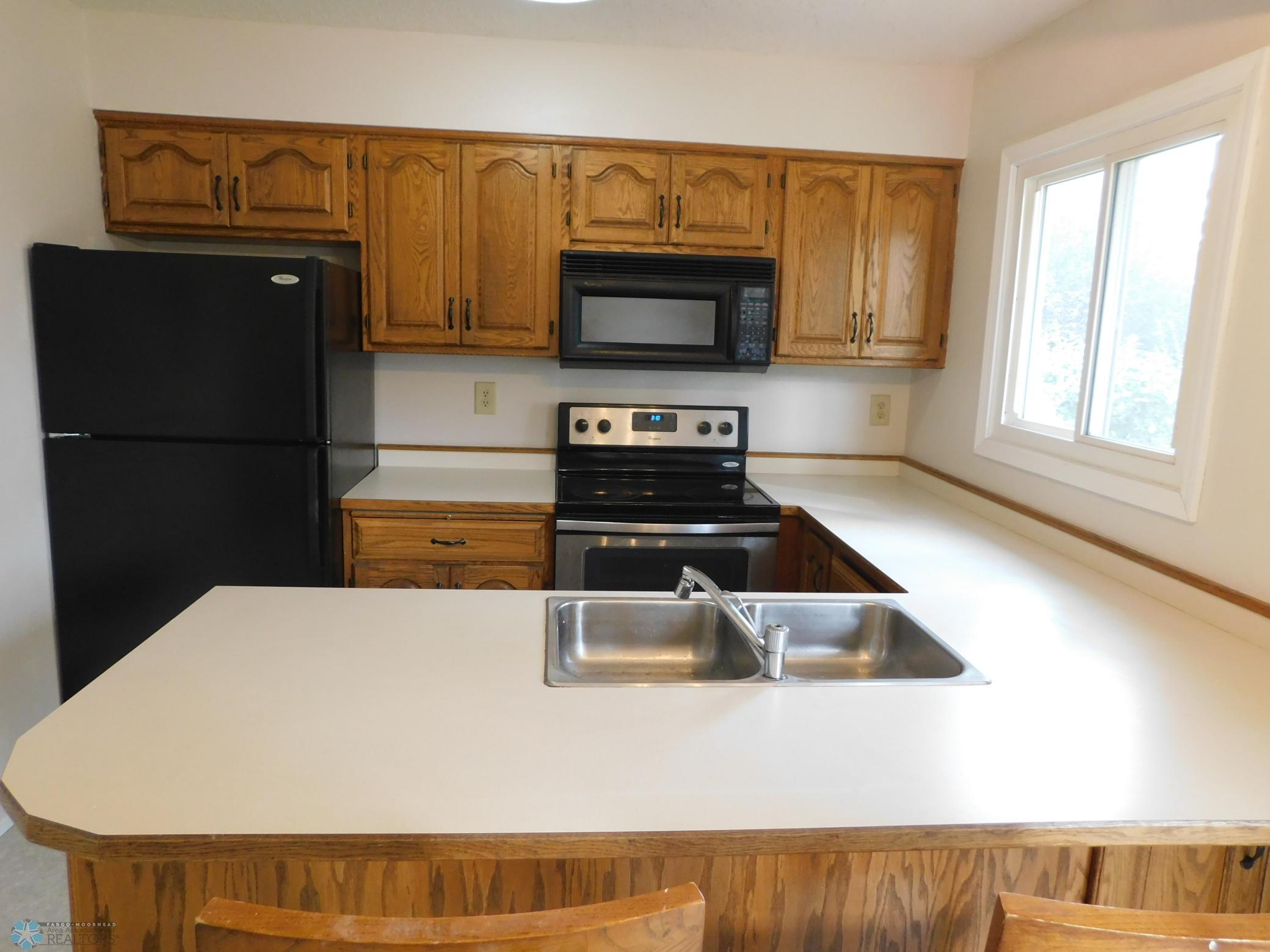 kitchen (eat up counter)