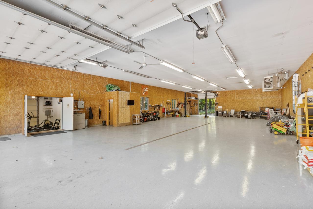 Shop/Garage with Car Lift