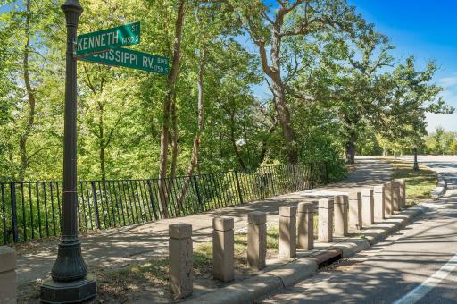 Conveniently located steps from the Mississippi River and close to Highland's various attractions. Take advantage of the trail that runs along the river and is just across the street